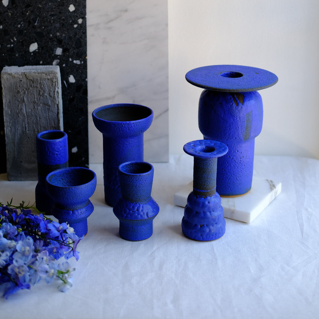 Vase bleu cobalt de Moïo Studio chez Brutal Ceramics