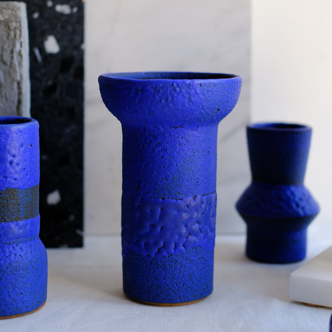Vase bleu cobalt de Moïo Studio chez Brutal Ceramics