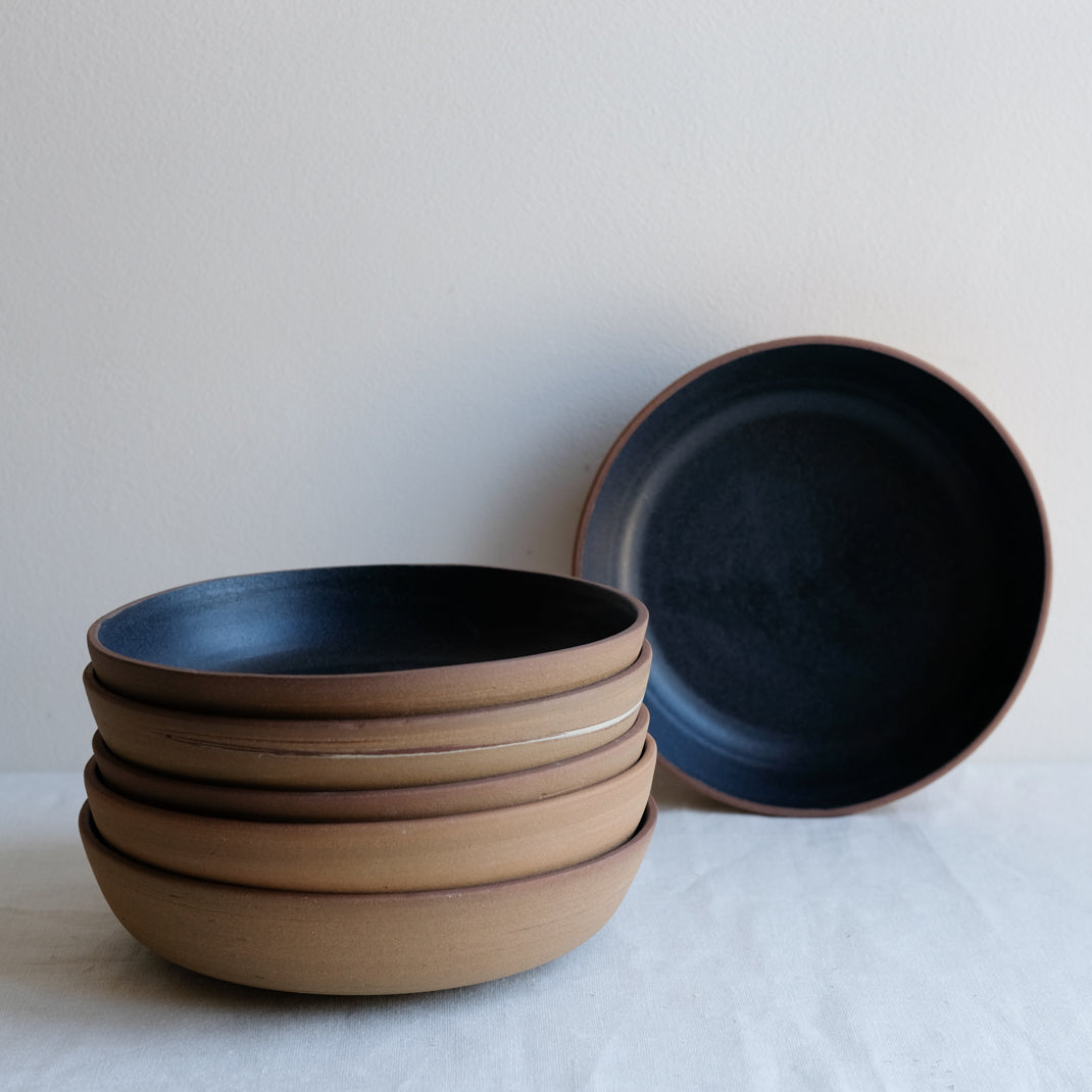 Assiette creuse bleu charbon de Moïo Studio chez Brutal Ceramics
