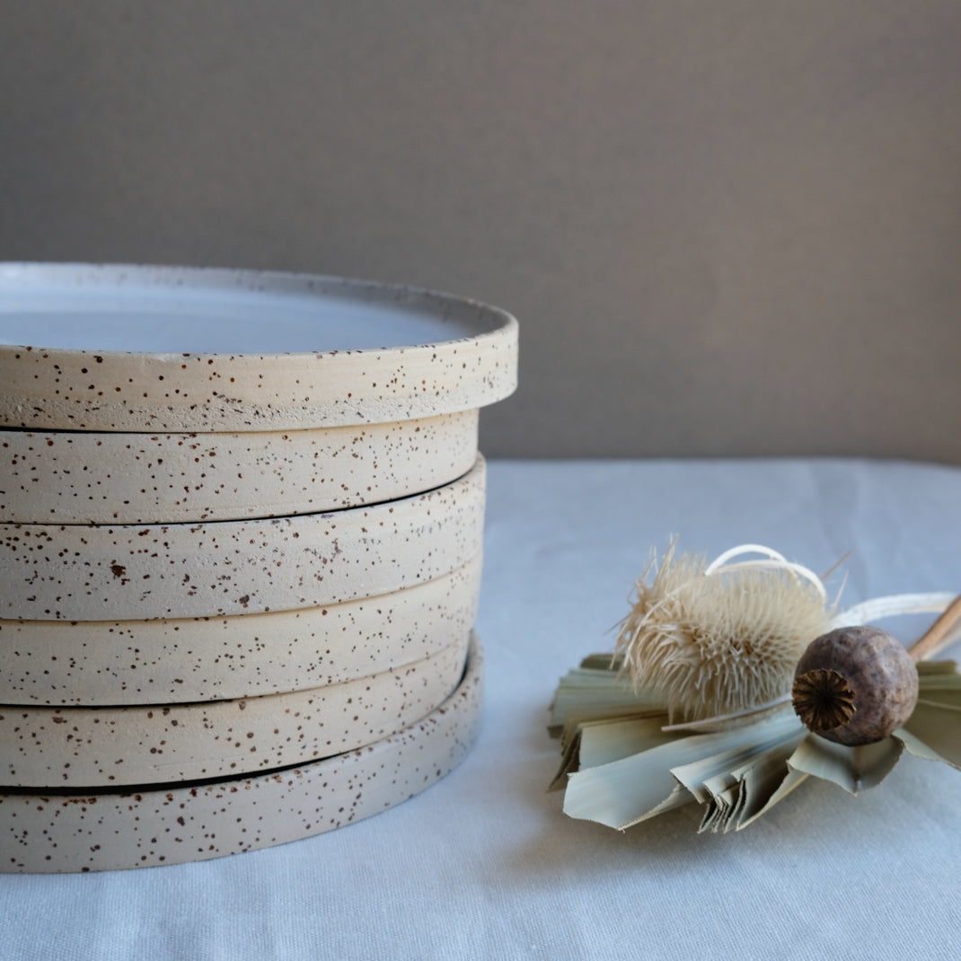Assiette en grès de Sun Tree Studio chez Brutal Ceramics