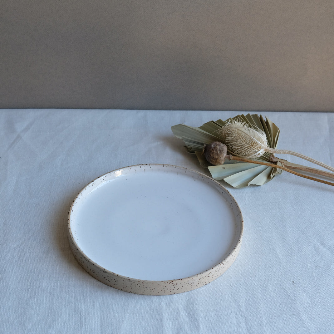 Assiette en grès de Sun Tree Studio chez Brutal Ceramics