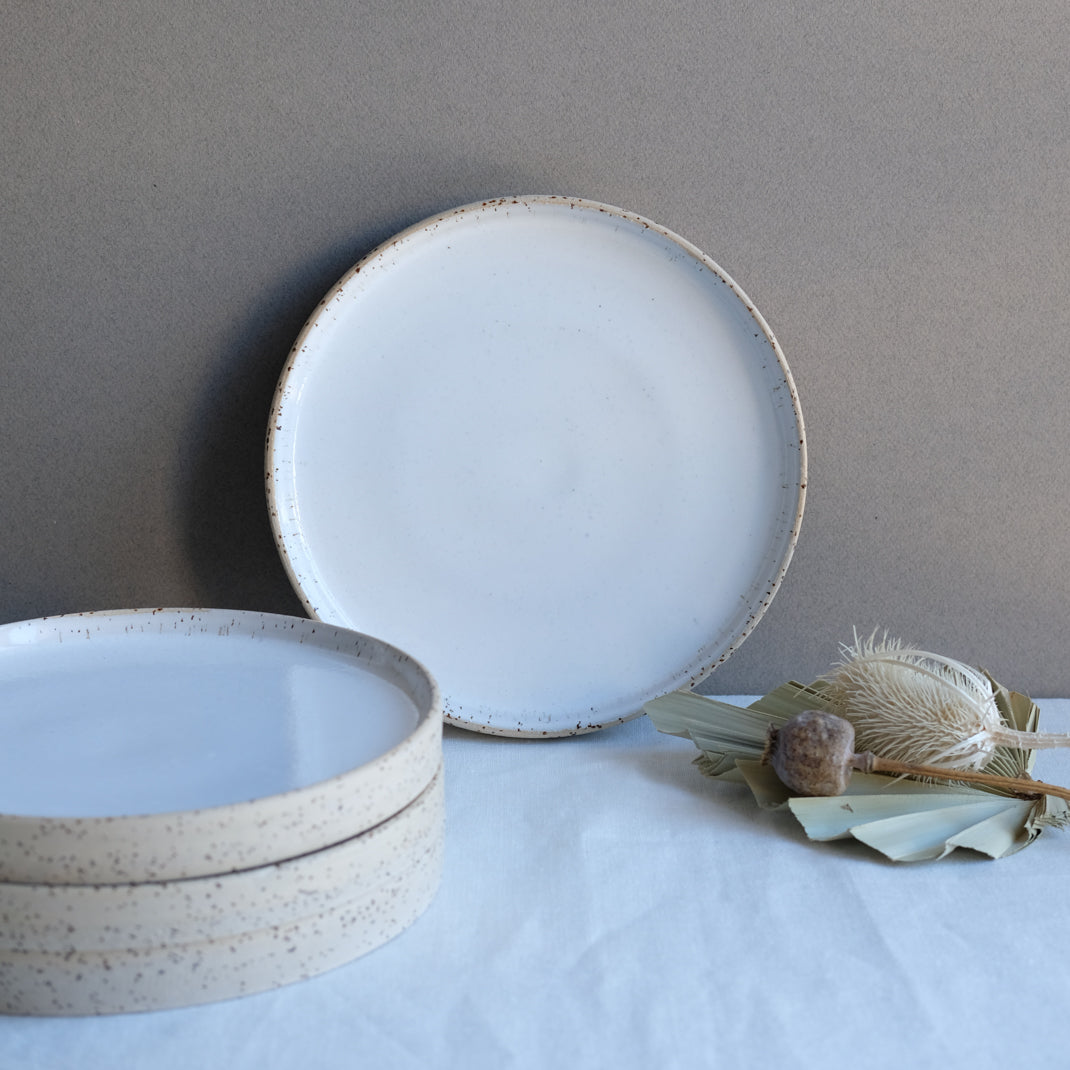 Assiette en grès de Sun Tree Studio chez Brutal Ceramics