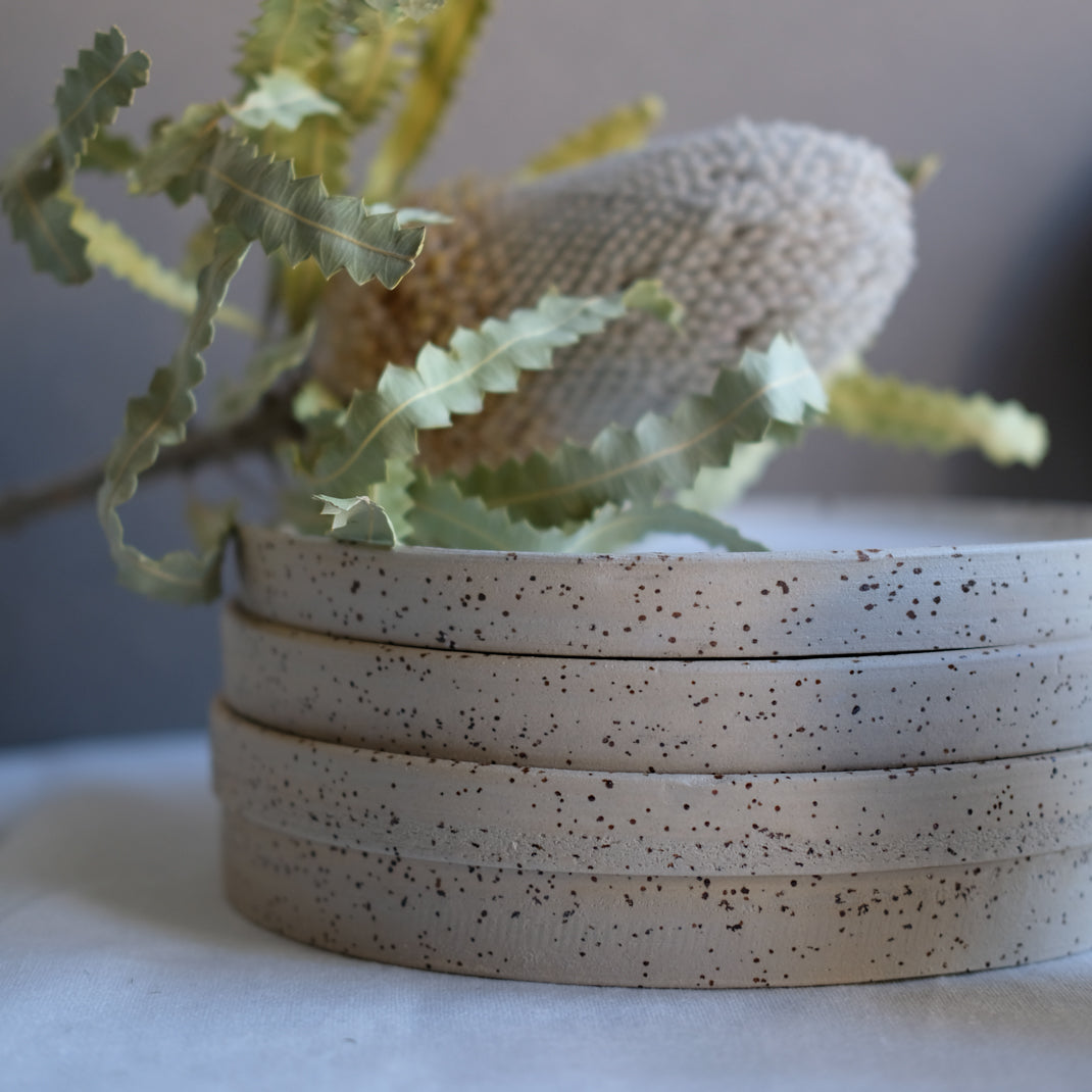 Assiette en grès de Sun Tree Studio chez Brutal Ceramics
