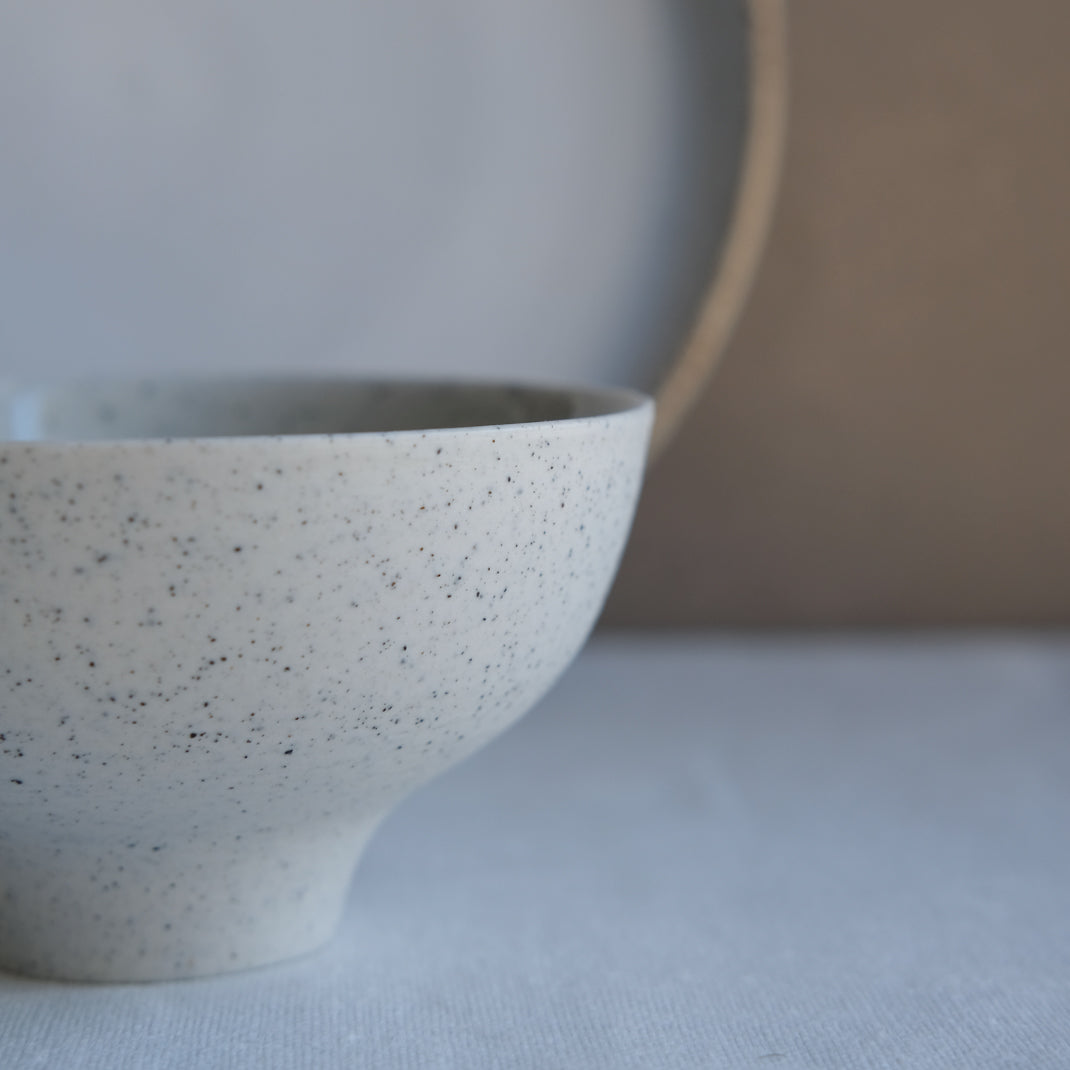 Tasse en porcelaine de Sun Tree Studio chez Brutal Ceramics