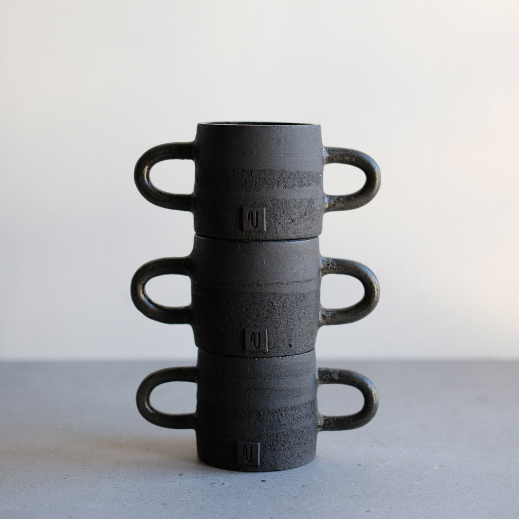 Mug noir à oreilles de Violaine Toth chez Brutal Ceramics