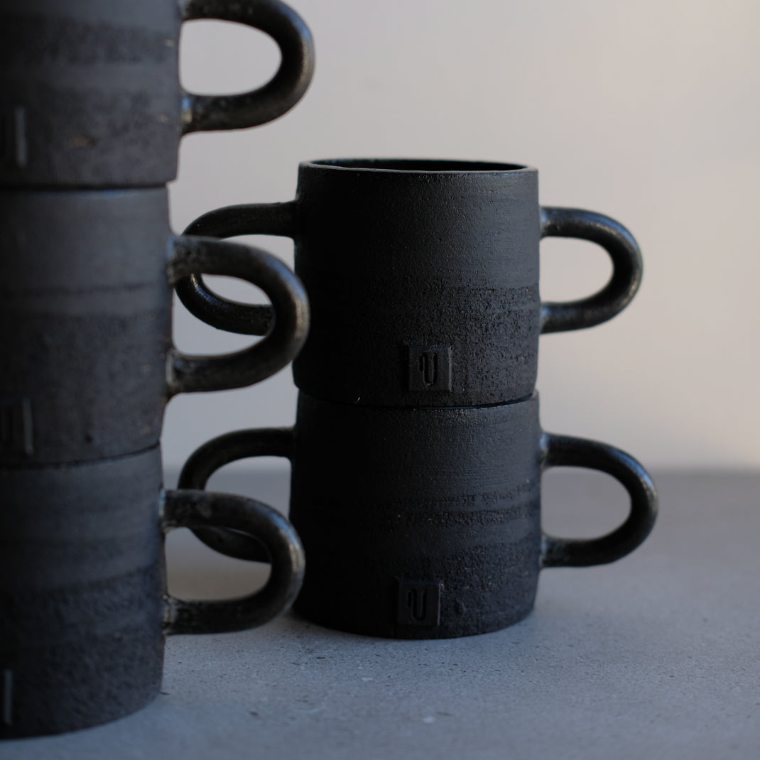 Mug noir à oreilles de Violaine Toth chez Brutal Ceramics