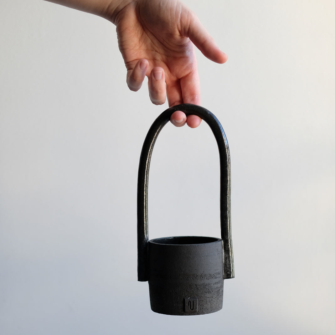 Pot Black Moon de Violaine Toth chez Brutal Ceramics