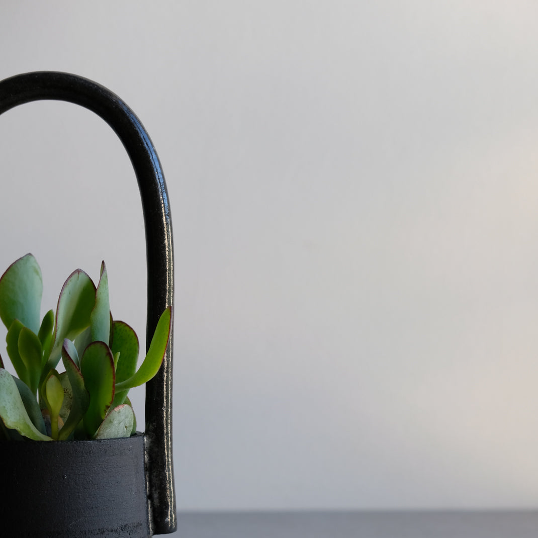 Pot Black Moon de Violaine Toth chez Brutal Ceramics