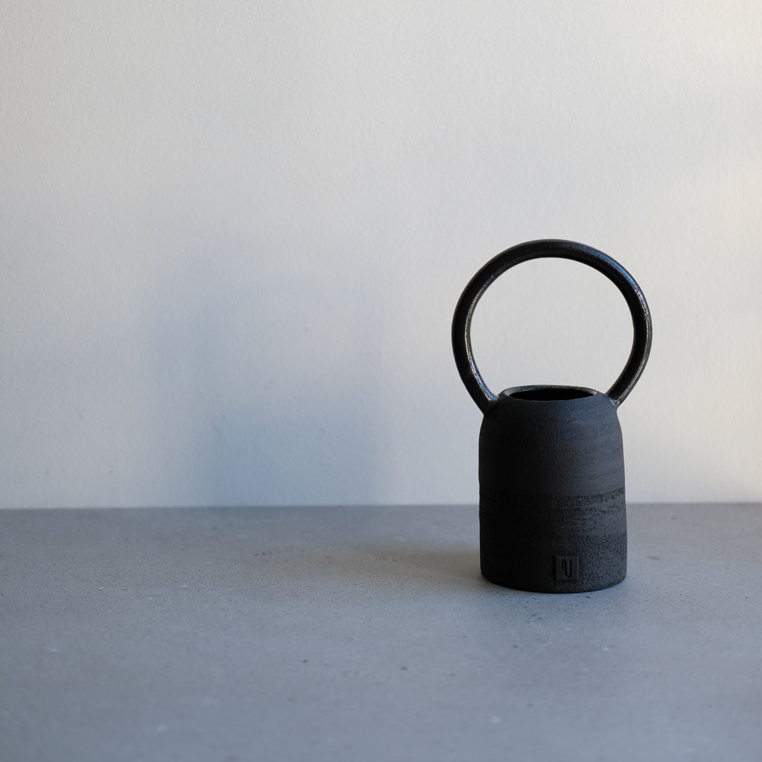Vase Black Moon de Violaine Toth chez Brutal Ceramics