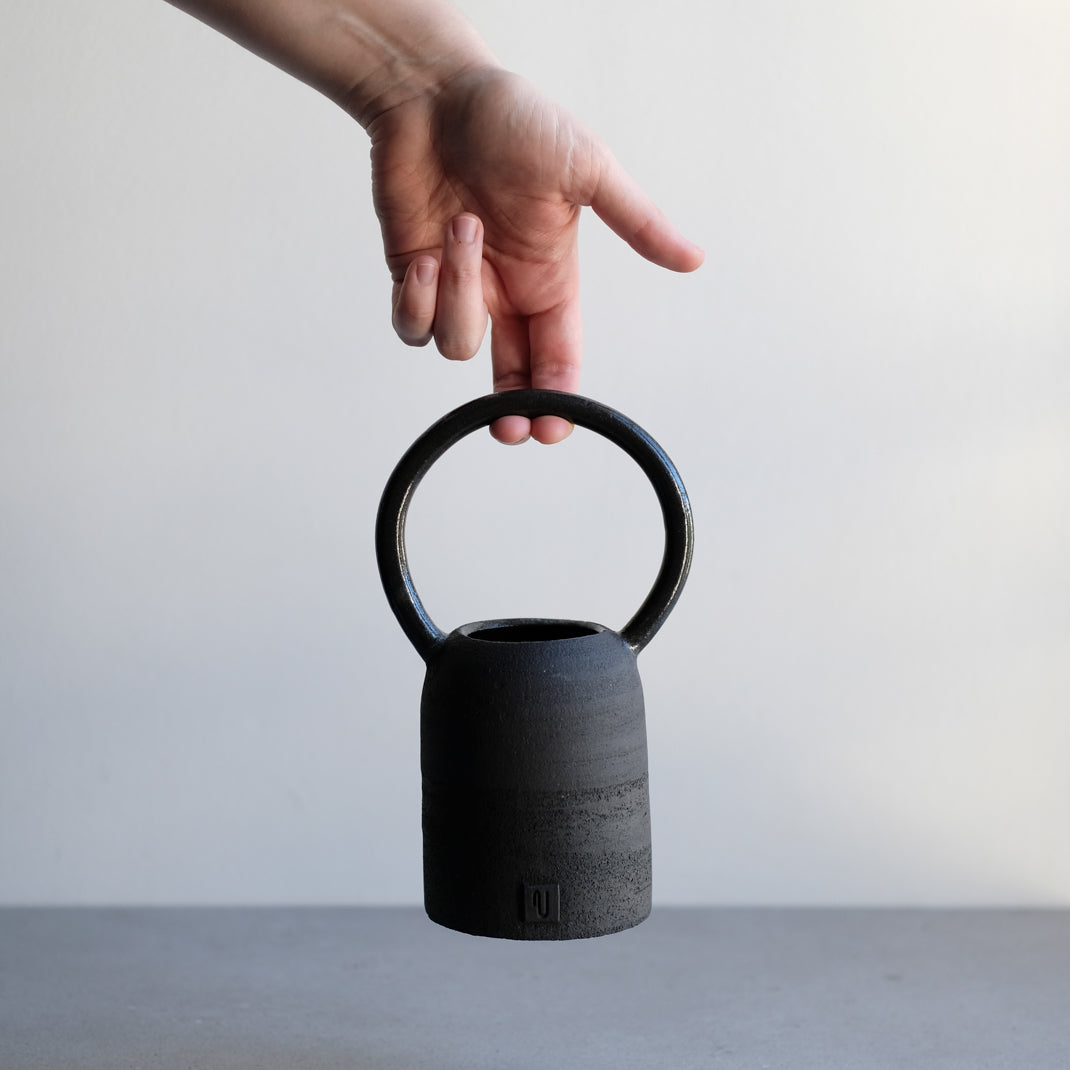Vase Black Moon de Violaine Toth chez Brutal Ceramics