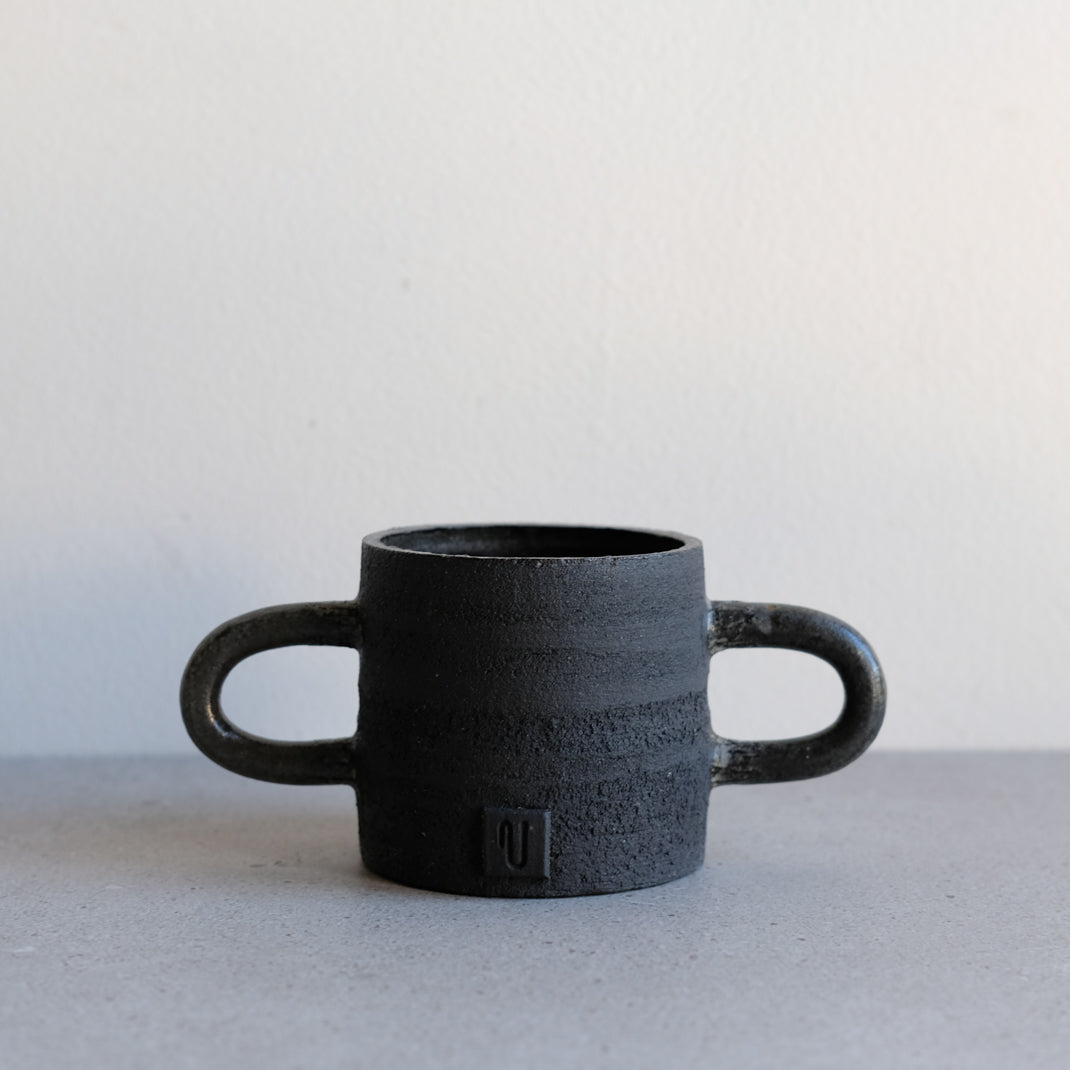 Mug noir à oreilles de Violaine Toth chez Brutal Ceramics