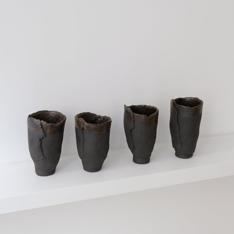 Tasse "hue"en grès noir par Asterisque chez Brutal Ceramics