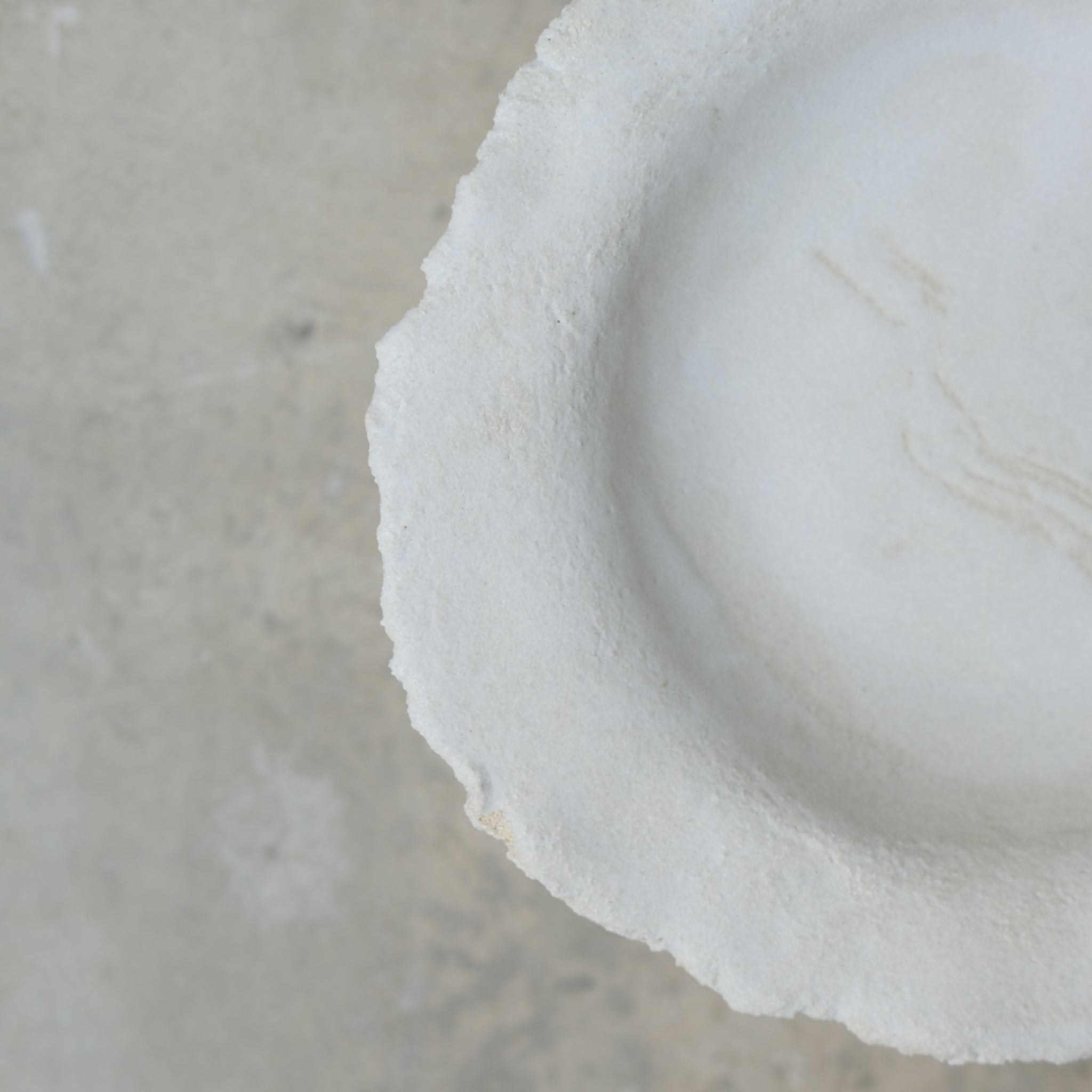 Coupe sur pied en grès blanc par Asterisque chez Brutal Ceramics