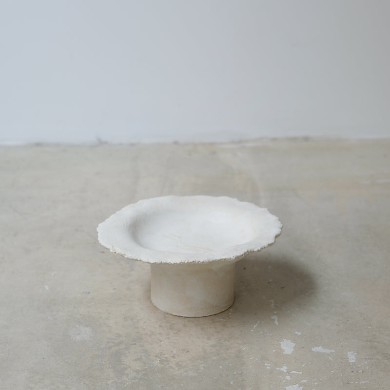 Coupe sur pied en grès blanc par Asterisque chez Brutal Ceramics