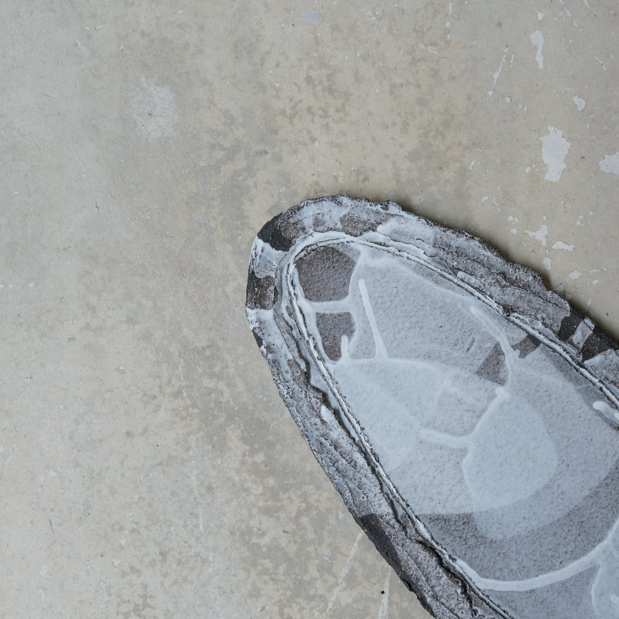 Plateau "nix"en grès noir par Asterisque chez Brutal Ceramics