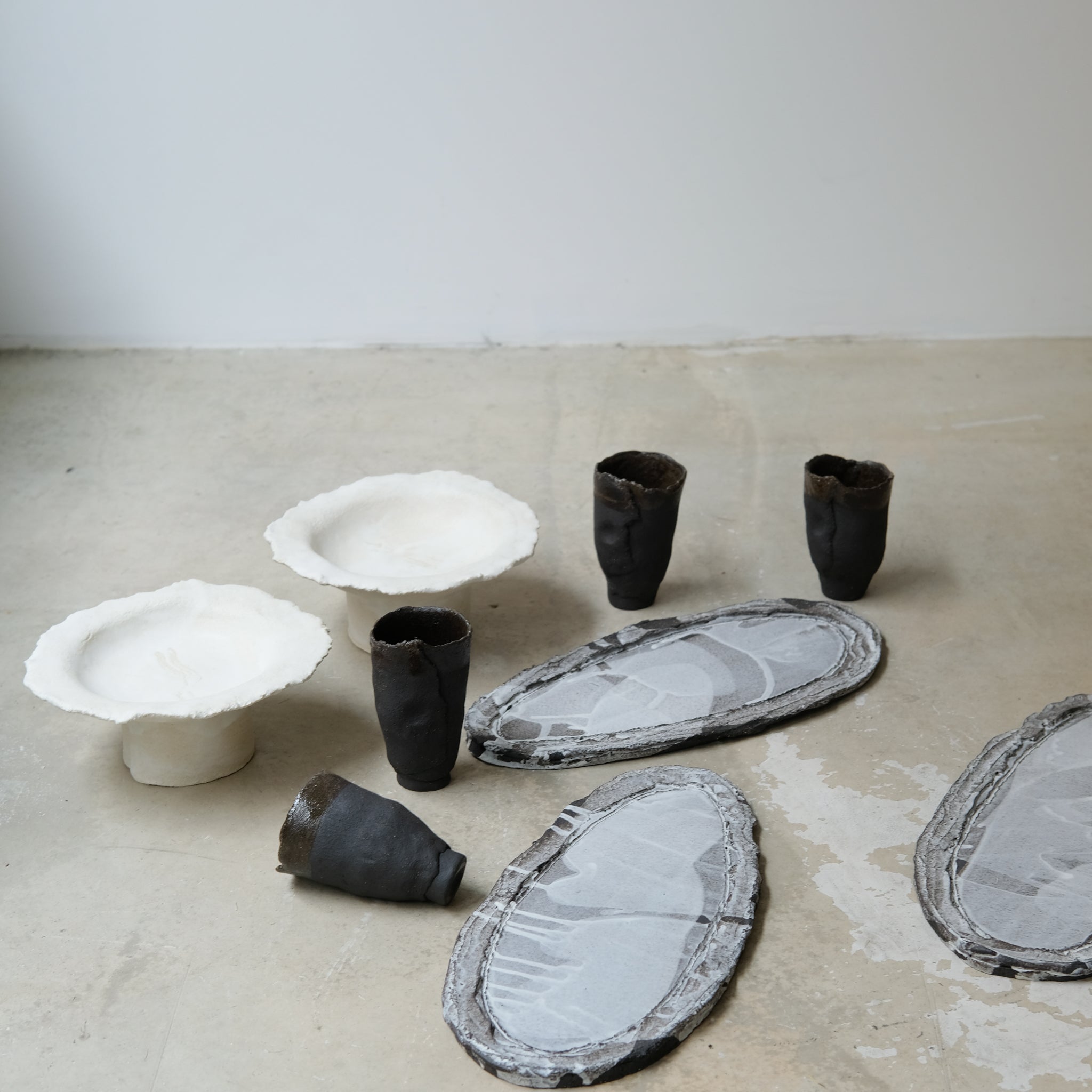 "Nix" tray in black sandstone L 33cm - White and gray