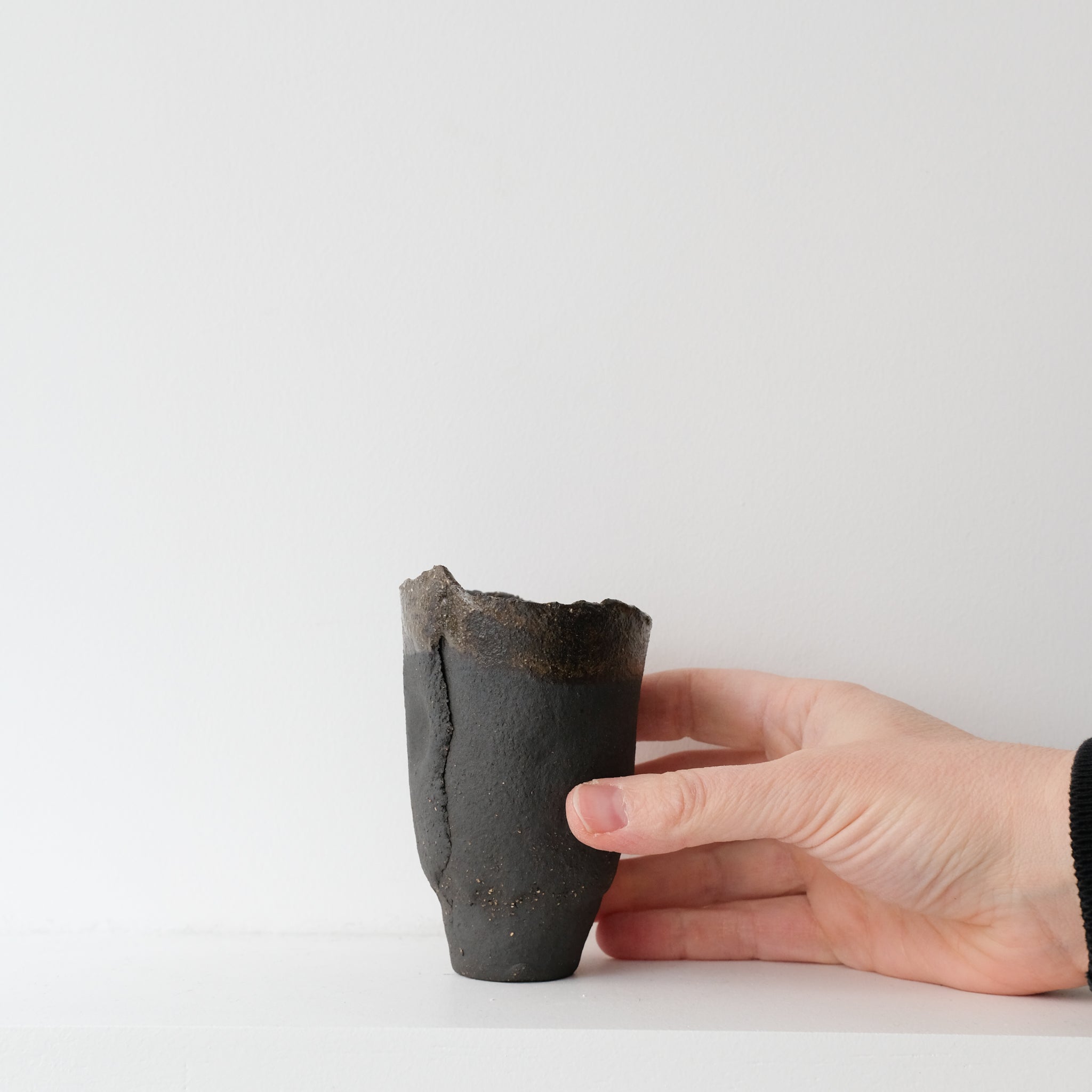 Tasse "hue"en grès noir par Asterisque chez Brutal Ceramics
