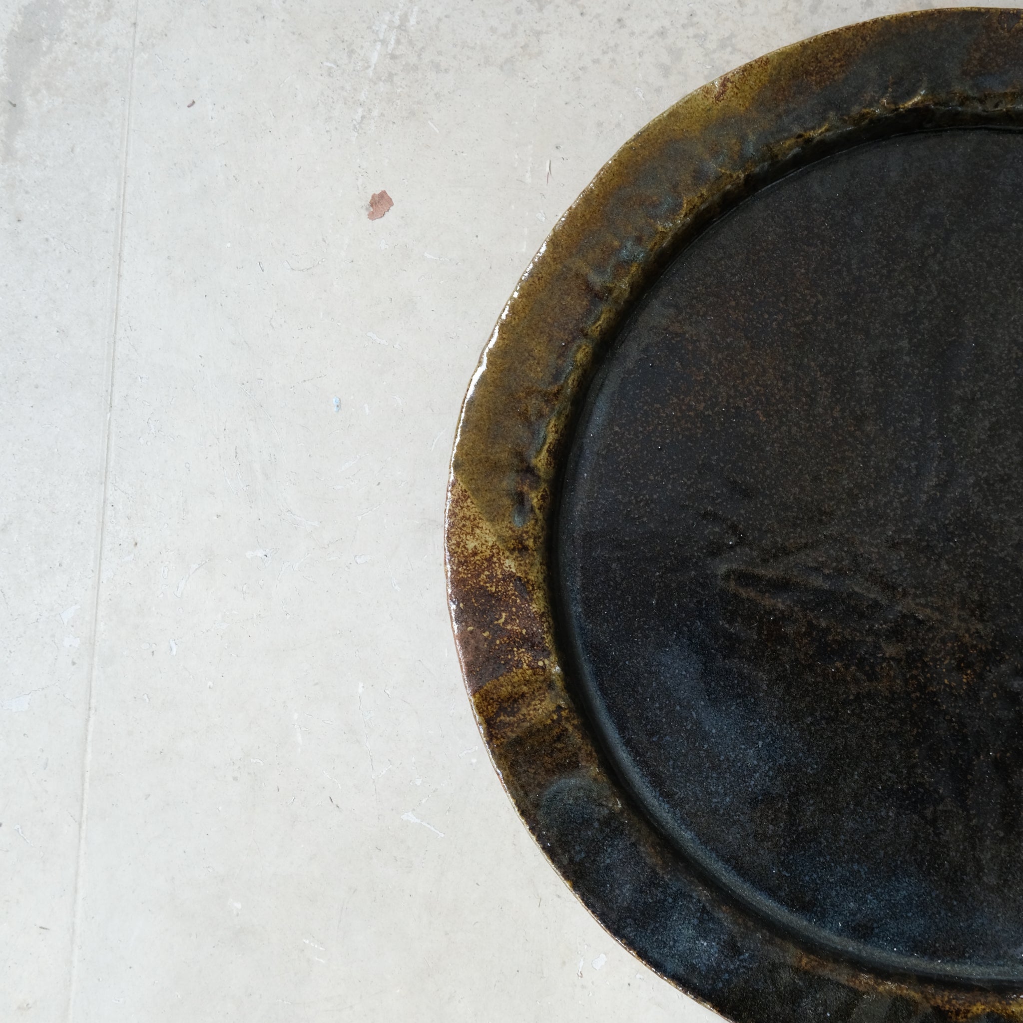 Plateau en grès blanc D35cm - marron noir d'Estudio Vernis chez Brutal Ceramics