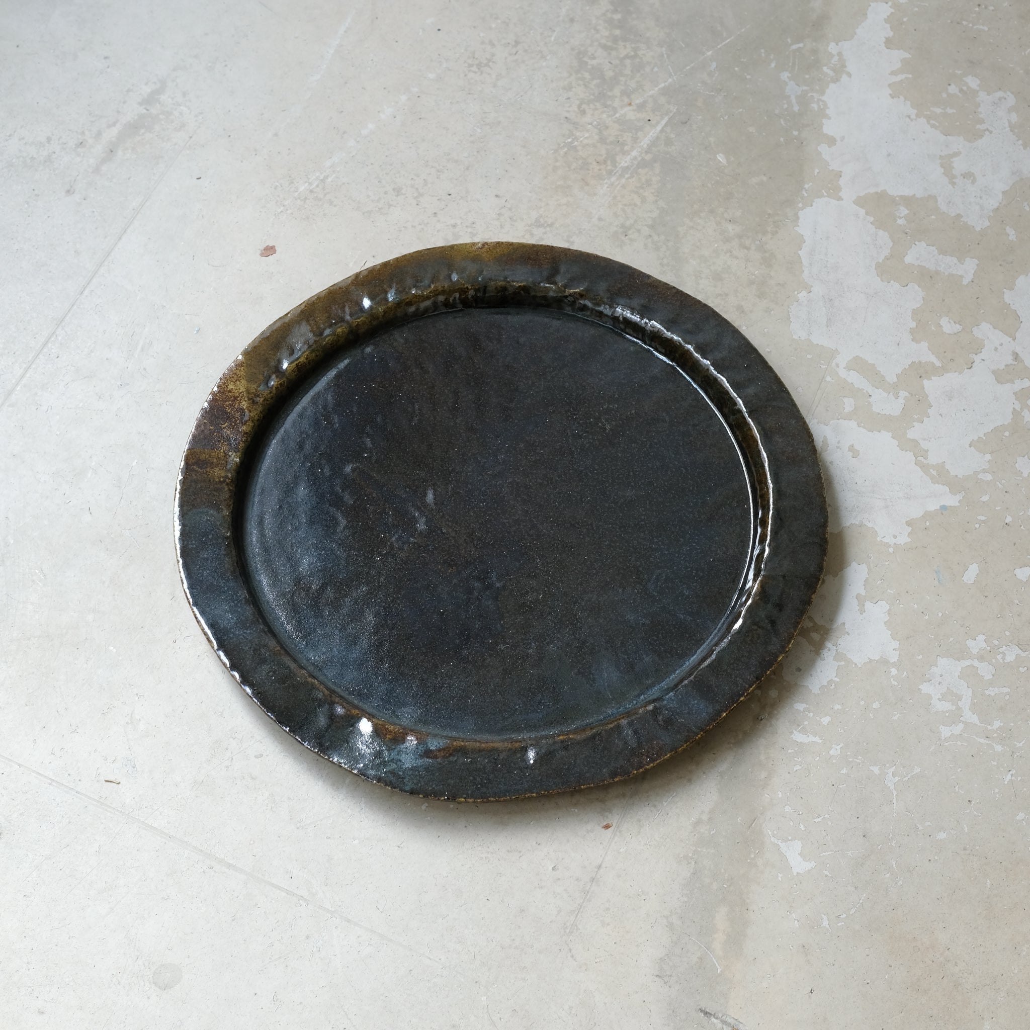 Plateau en grès blanc D35cm - marron noir d'Estudio Vernis chez Brutal Ceramics