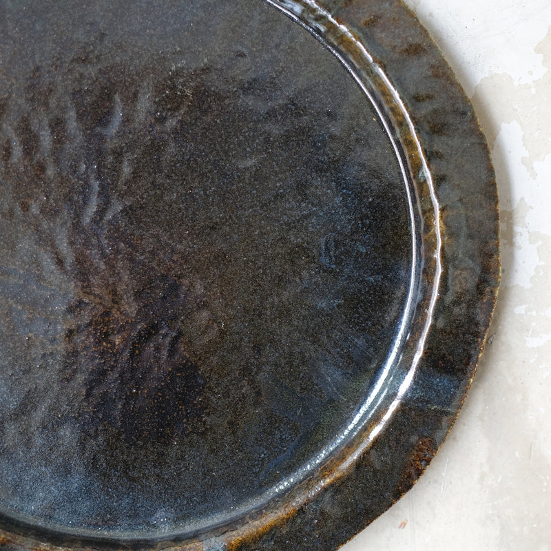 Plateau en grès blanc D35cm - marron noir d'Estudio Vernis chez Brutal Ceramics