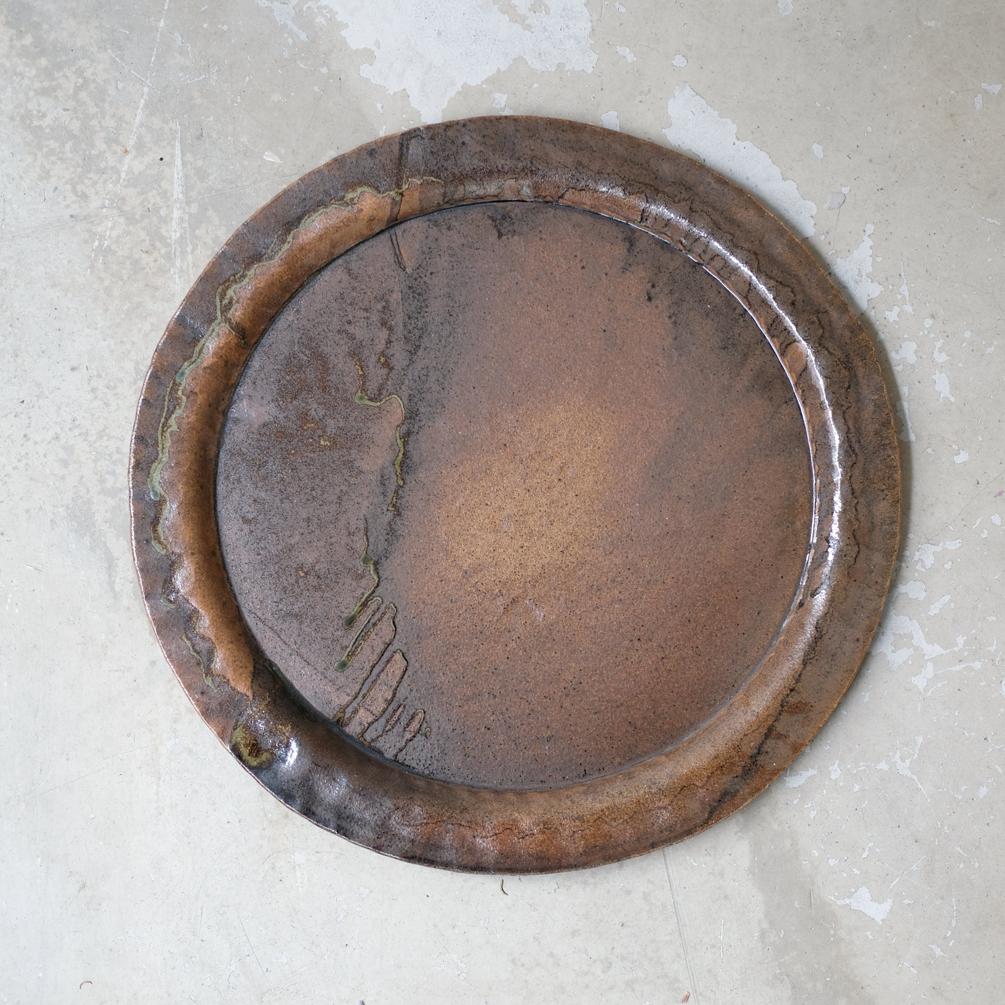 Plateau en grès blanc D35cm - marron clair d'Estudio Vernis chez Brutal Ceramics