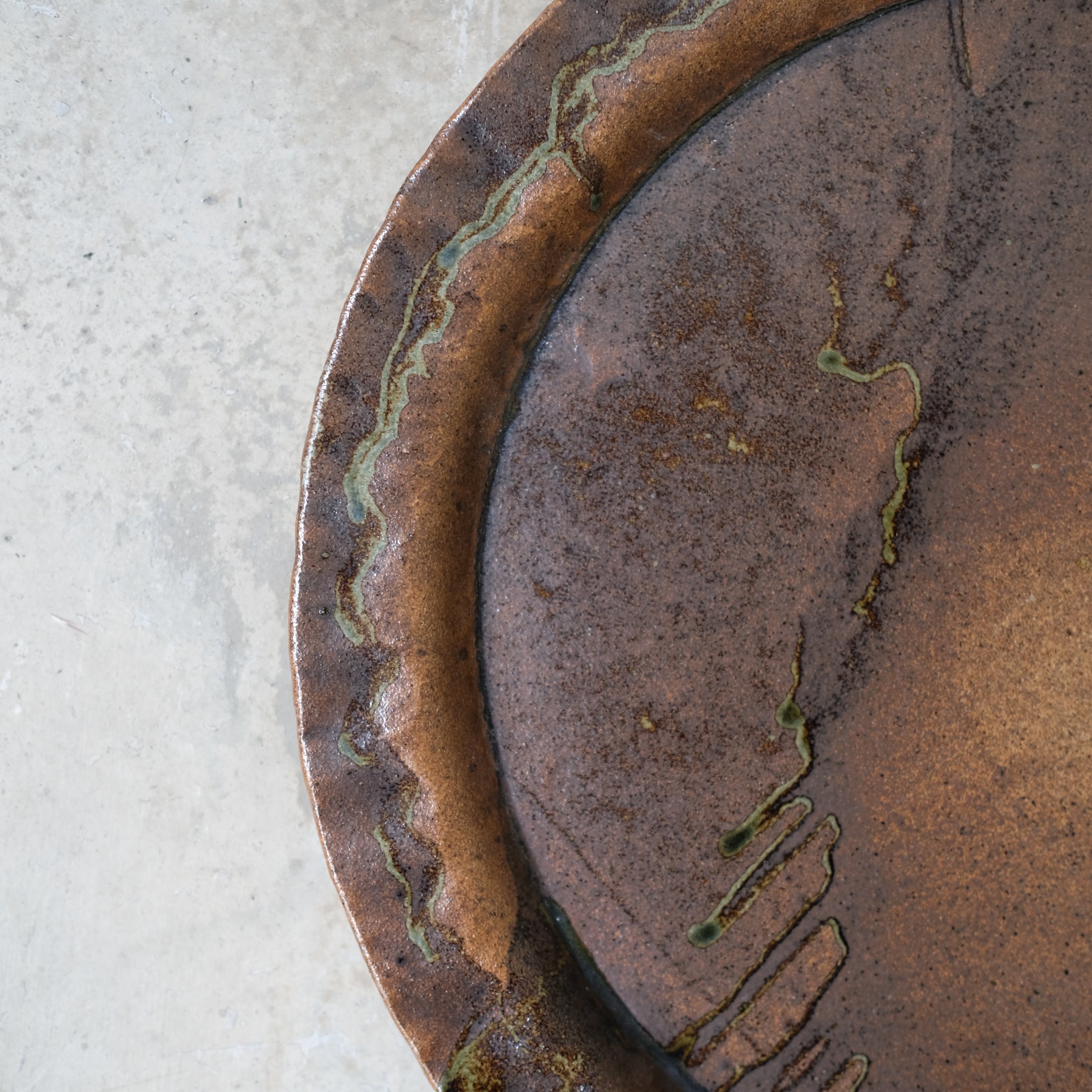 Plateau en grès blanc D35cm - marron clair d'Estudio Vernis chez Brutal Ceramics