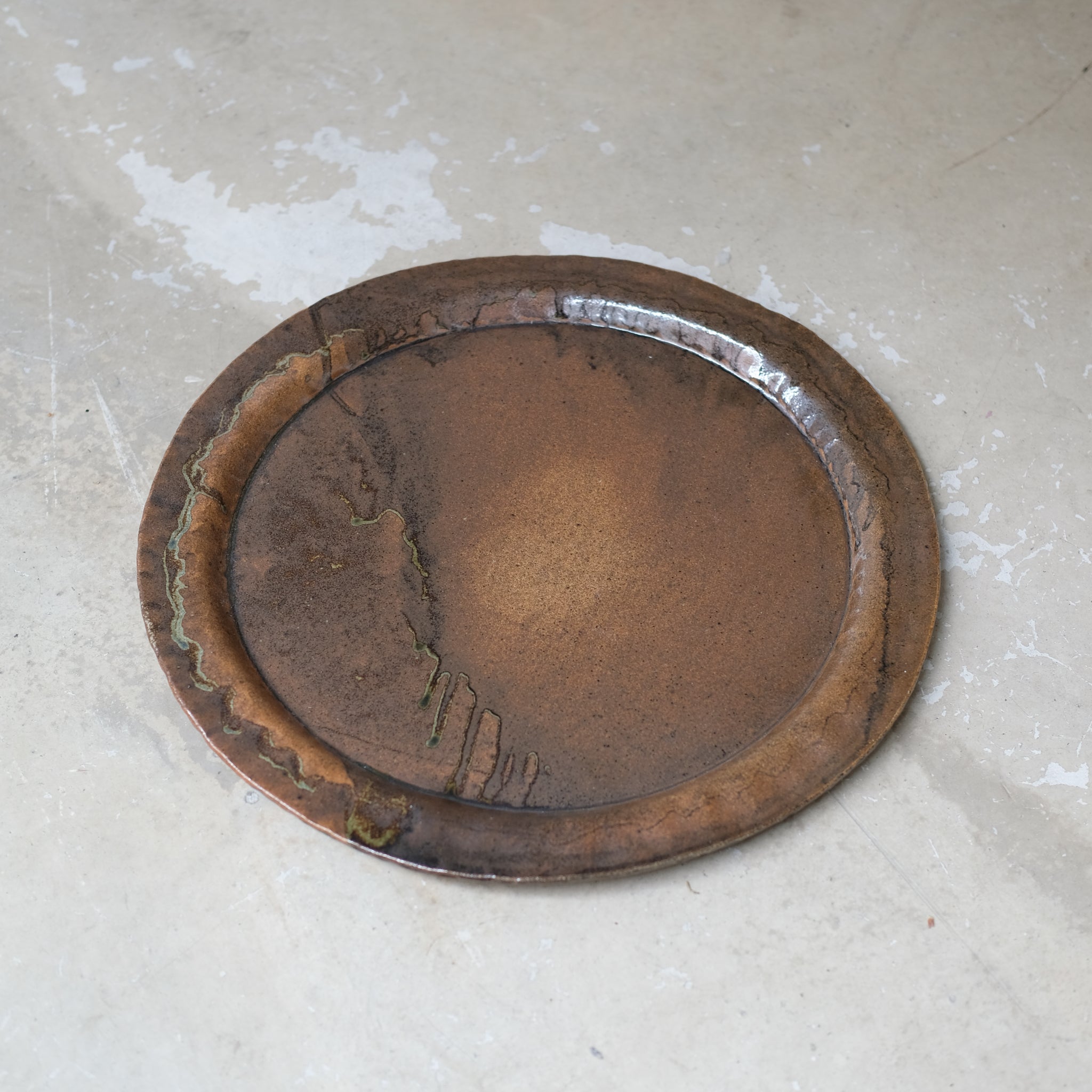 Plateau en grès blanc D35cm - marron clair d'Estudio Vernis chez Brutal Ceramics
