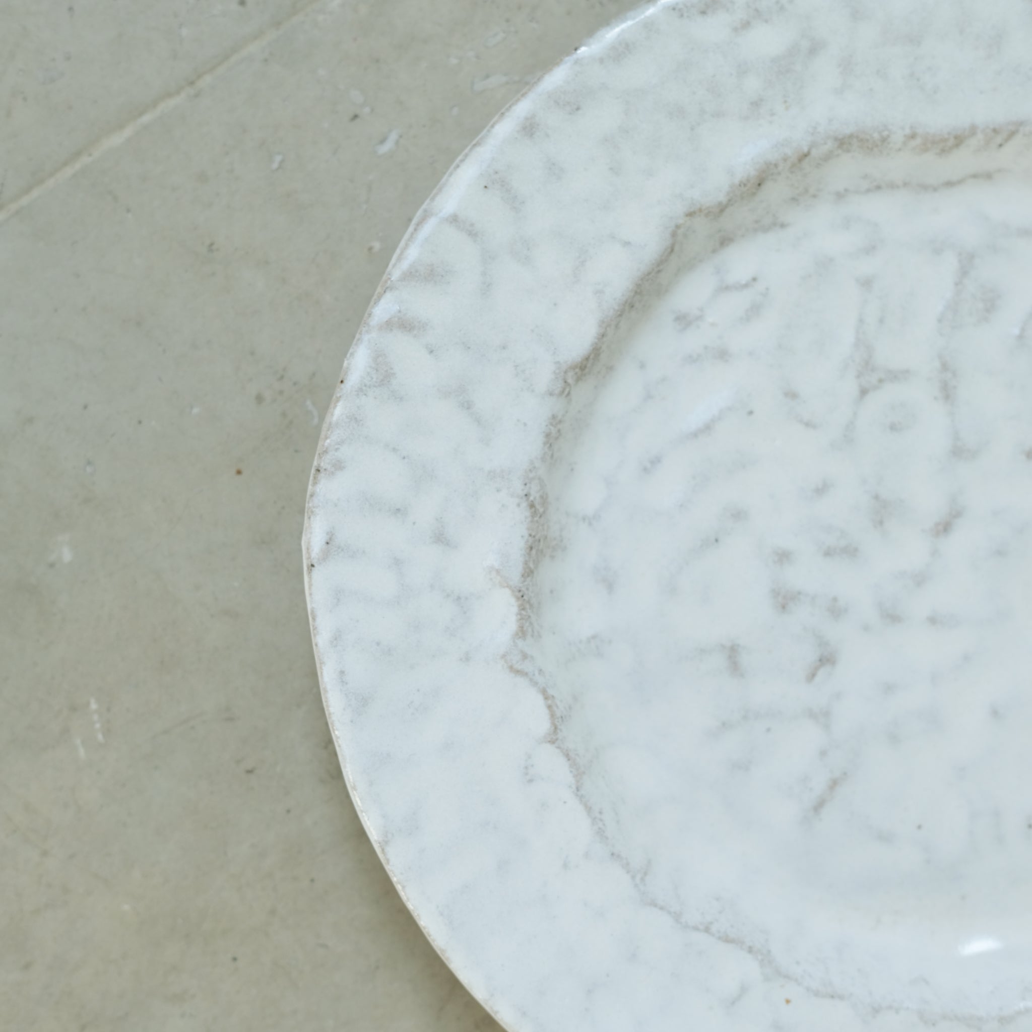 Assiette en grès blanc D21cm - Blanc satiné d'Estudio Vernis chez Brutal Ceramics