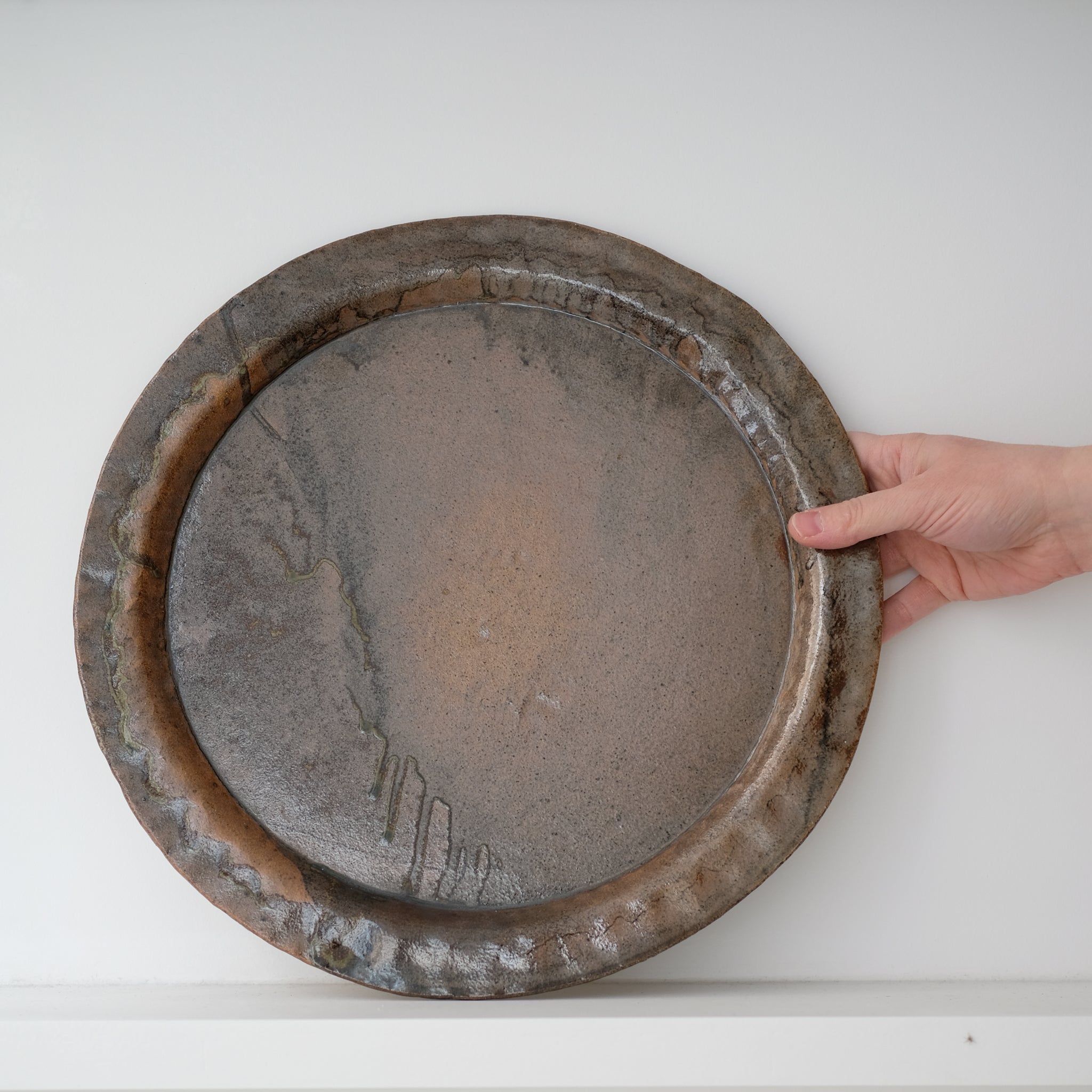 Plateau en grès blanc D35cm - marron clair d'Estudio Vernis chez Brutal Ceramics