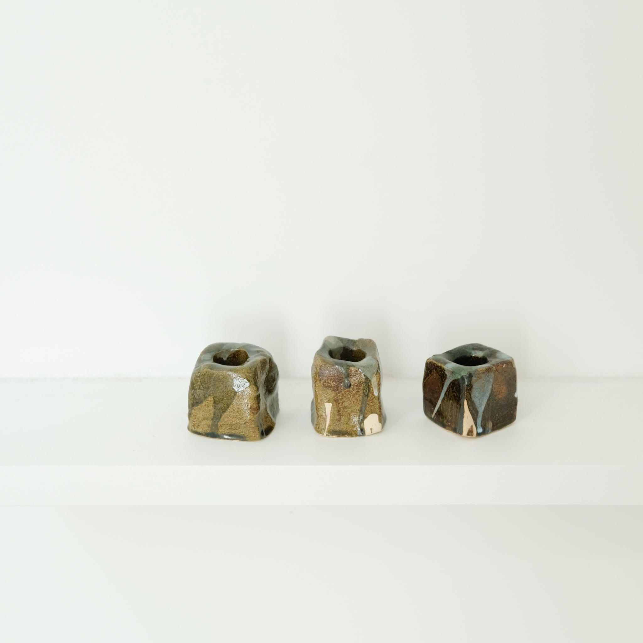Set de 3 bougeoirs  -marron et bleu(b) d'Estudio Vernis chez Brutal Ceramics