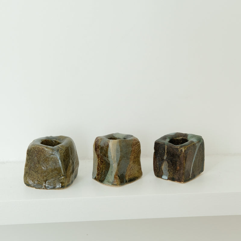 Set de 3 bougeoirs  -marron et bleu(b) d'Estudio Vernis chez Brutal Ceramics