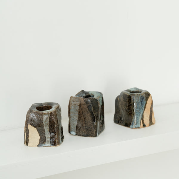 Set de 3 bougeoirs  -marron et bleu(v) d'Estudio Vernis chez Brutal Ceramics