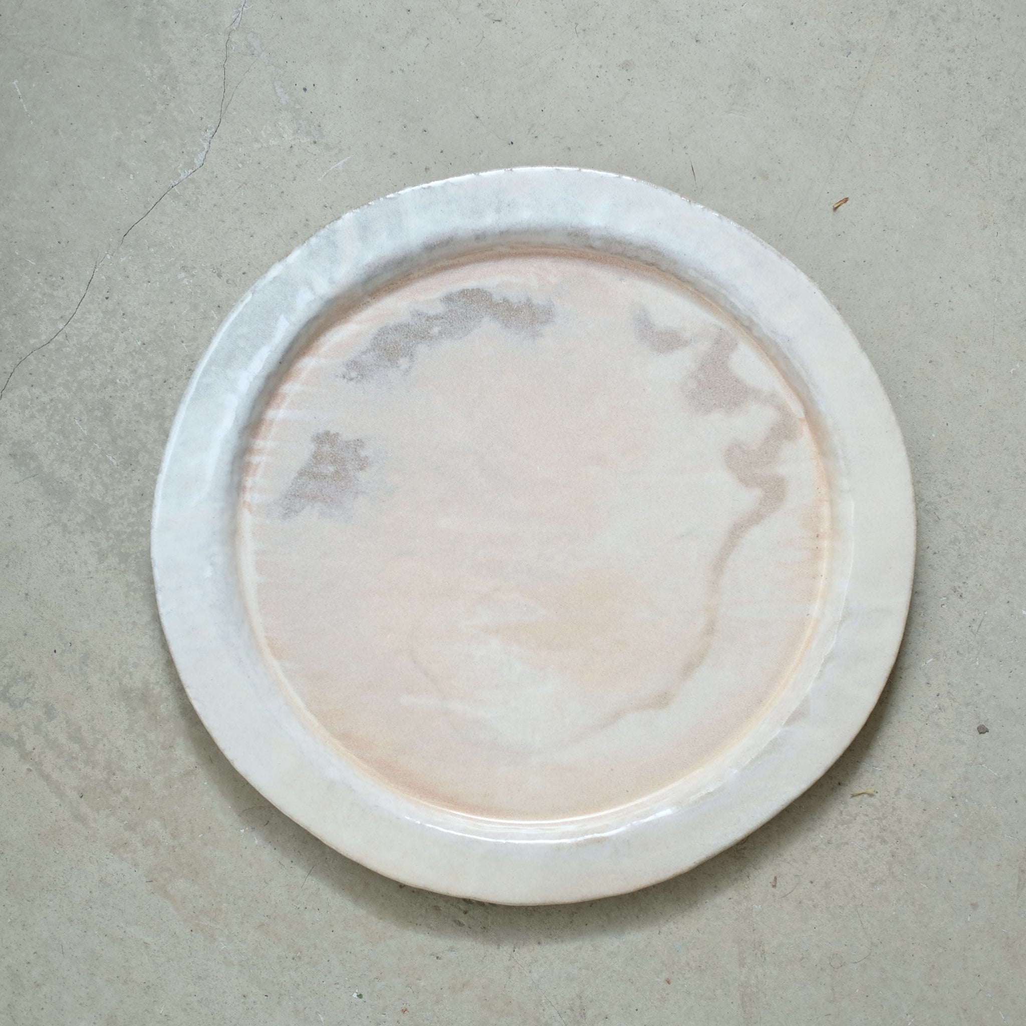 Plateau en grès blanc D35cm - rose poudré d'Estudio Vernis chez Brutal Ceramics