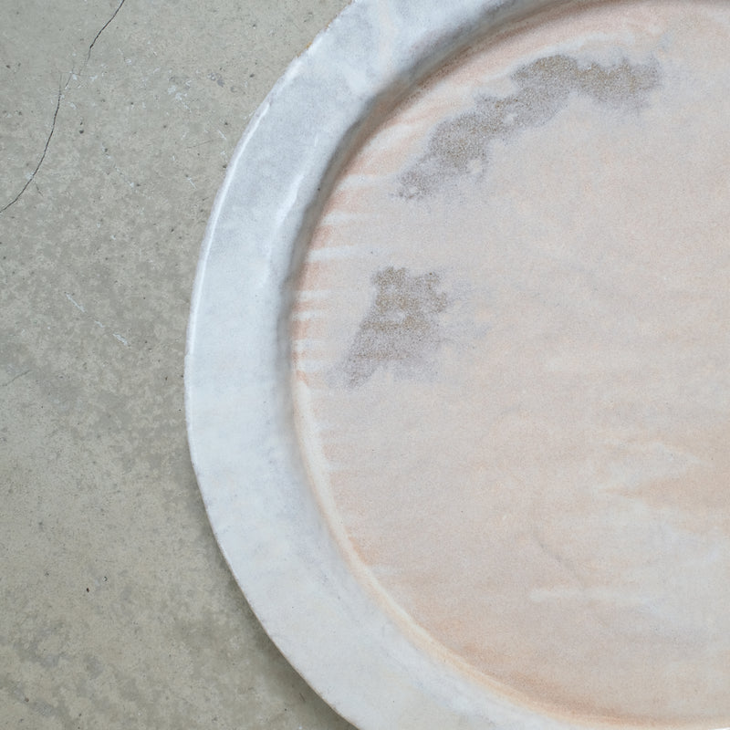 Plateau en grès blanc D35cm - rose poudré d'Estudio Vernis chez Brutal Ceramics