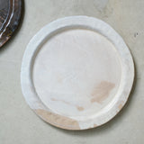 Plateau en grès blanc D35cm - rose poudré d'Estudio Vernis chez Brutal Ceramics