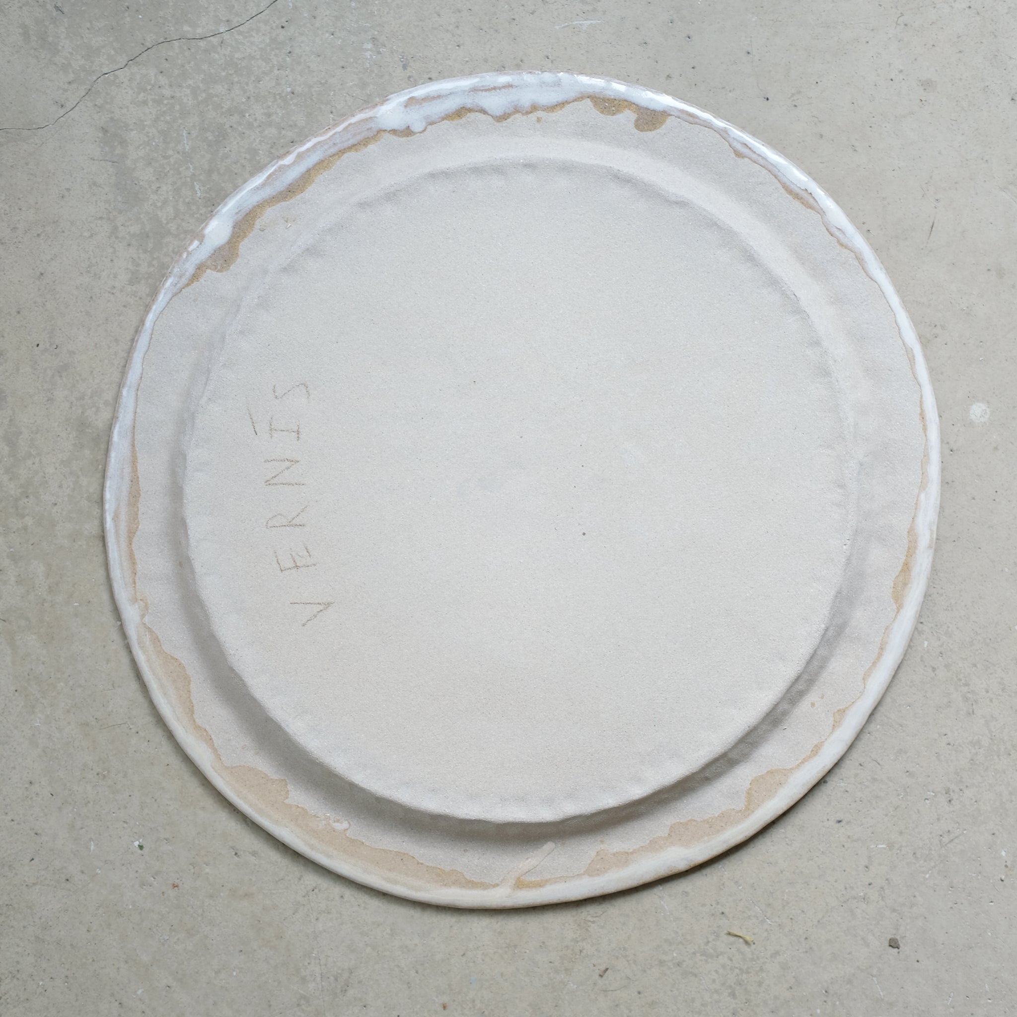 Plateau en grès blanc D35cm - rose poudré d'Estudio Vernis chez Brutal Ceramics
