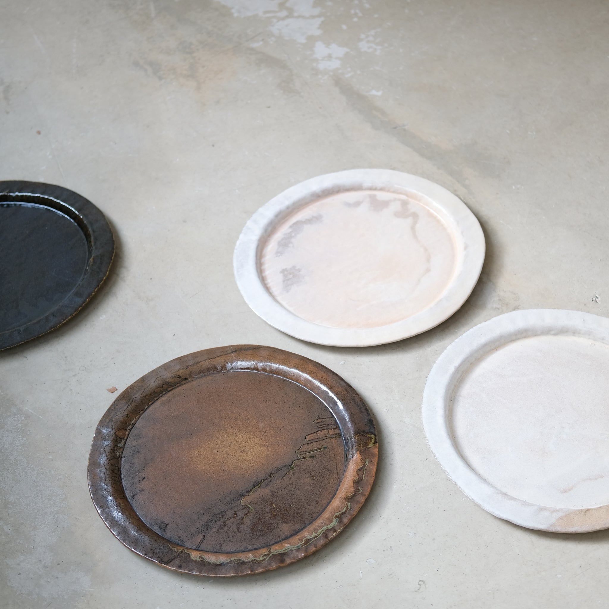 Plateau en grès blanc D35cm - rose poudré d'Estudio Vernis chez Brutal Ceramics