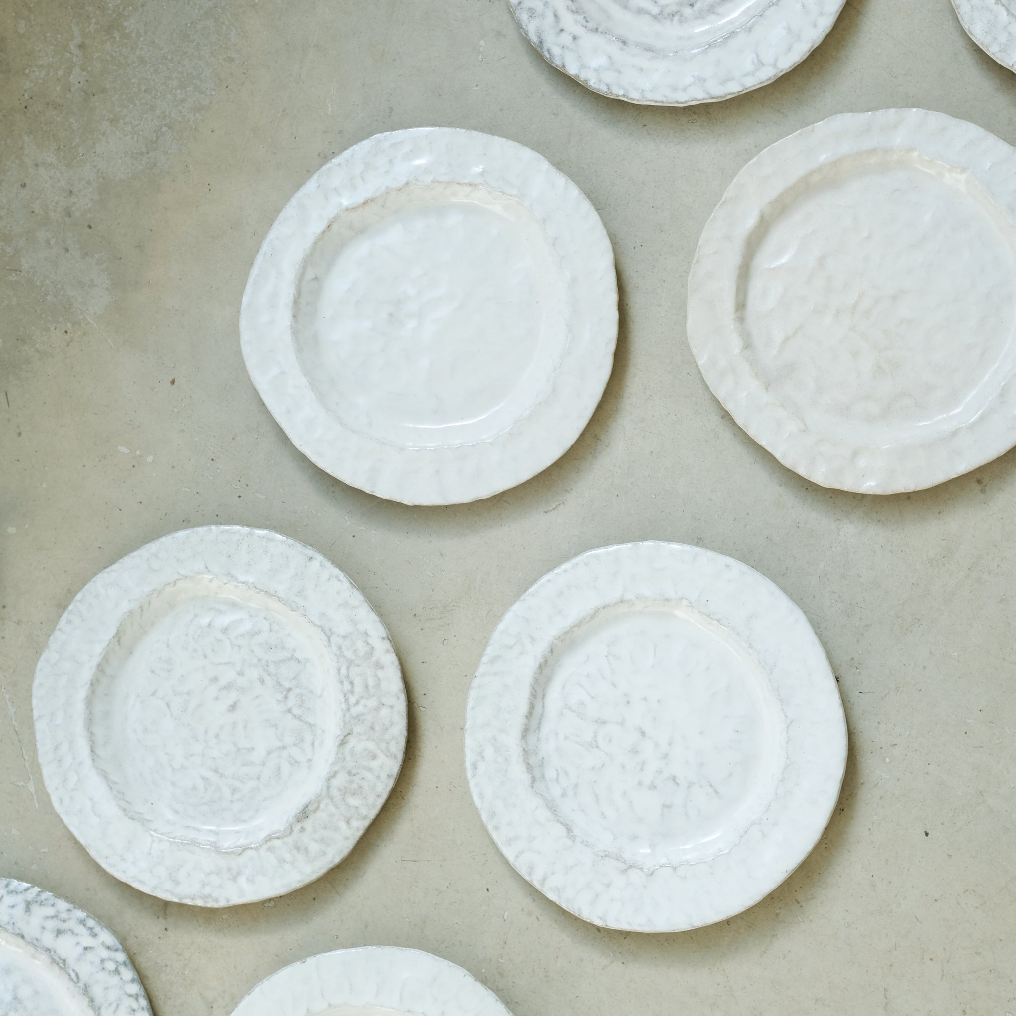 Assiette en grès blanc D21cm - Blanc satiné d'Estudio Vernis chez Brutal Ceramics