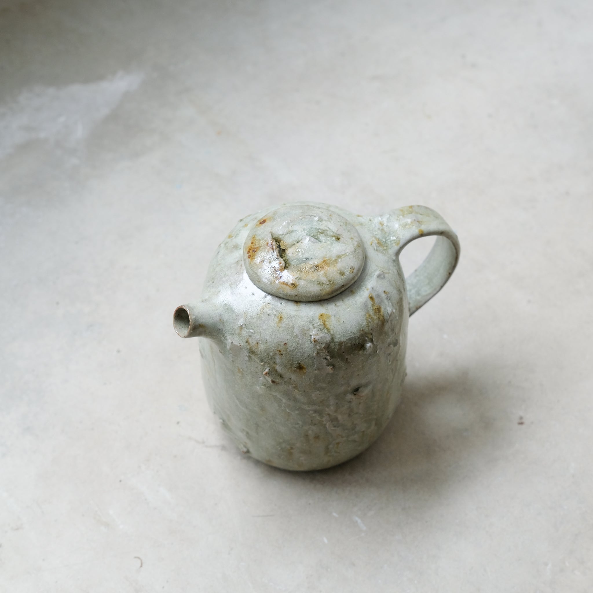 Théière en grès 550ml - Vert clair satiné de Lucie Micheau chez Brutal Ceramics