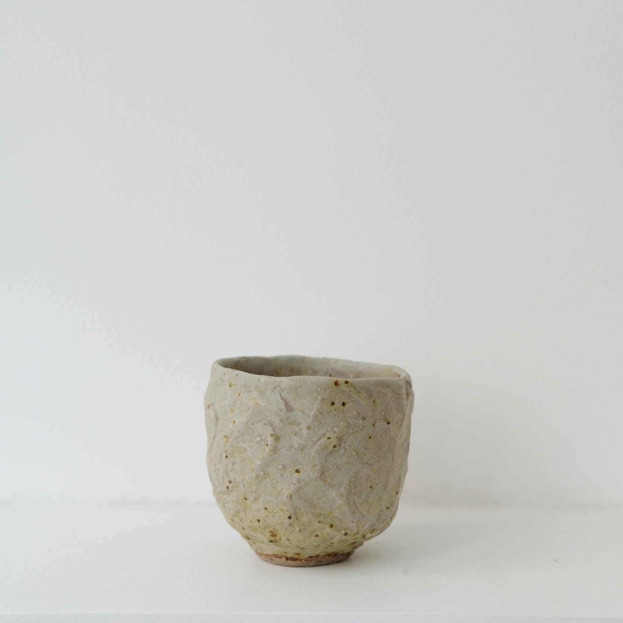 Tasse en grès 10ml - beige tacheté de Lucie Micheau chez Brutal Ceramics