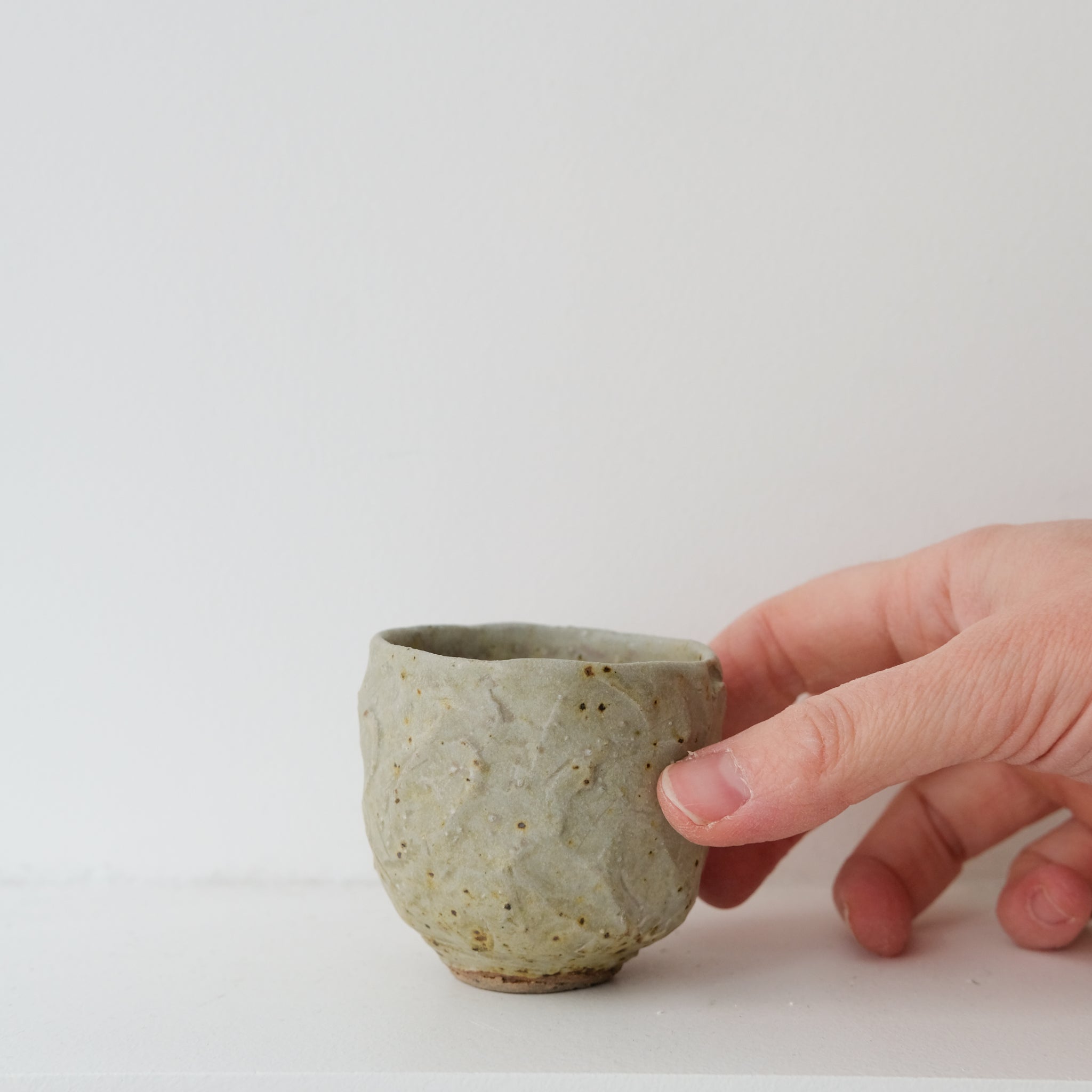 Tasse en grès 10ml - beige tacheté de Lucie Micheau chez Brutal Ceramics
