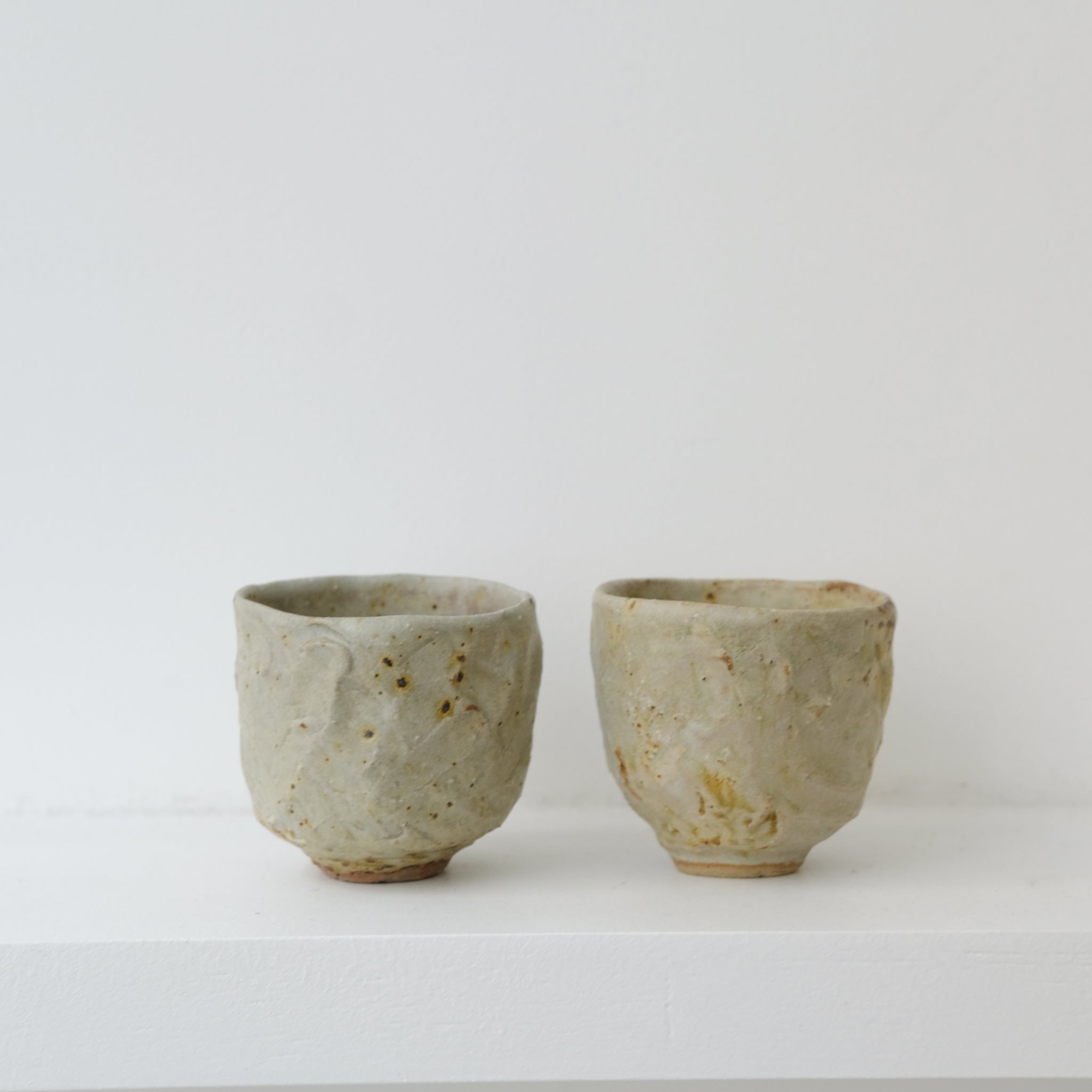Tasse en grès 10ml - beige tacheté de Lucie Micheau chez Brutal Ceramics