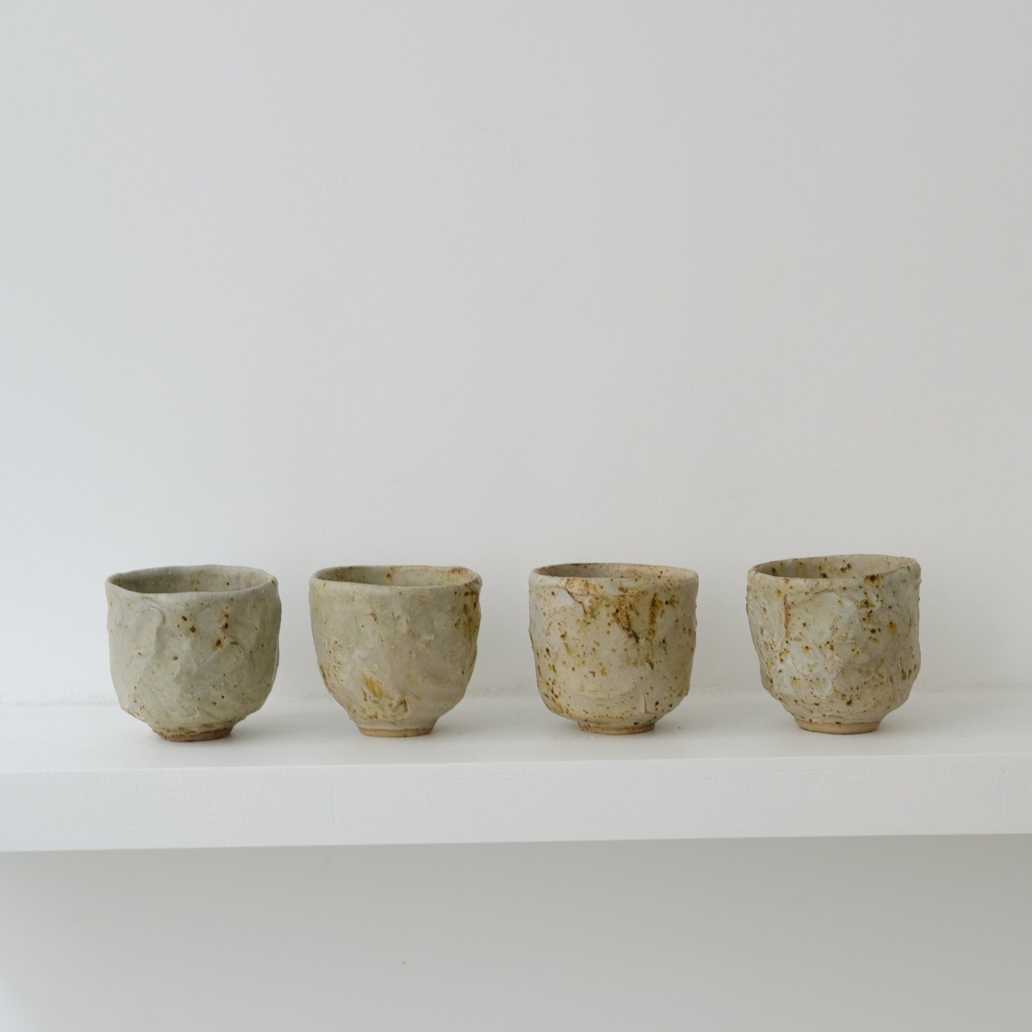Tasse en grès 10ml - beige tacheté de Lucie Micheau chez Brutal Ceramics