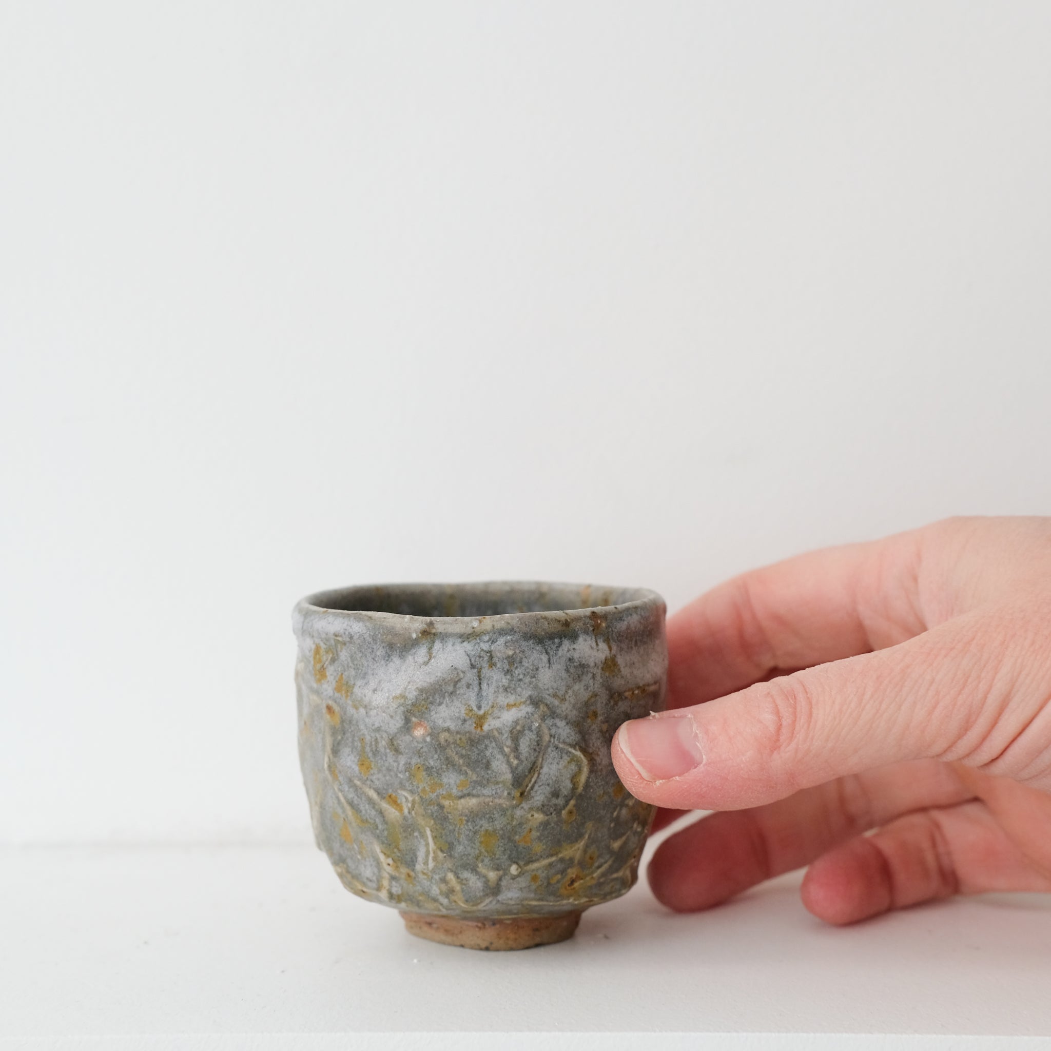 Tasse en grès 10ml - bleuté de Lucie Micheau chez Brutal Ceramics
