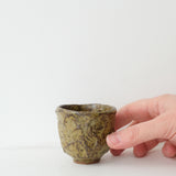 Tasse en grès 10ml - marron-vert de Lucie Micheau chez Brutal Ceramics