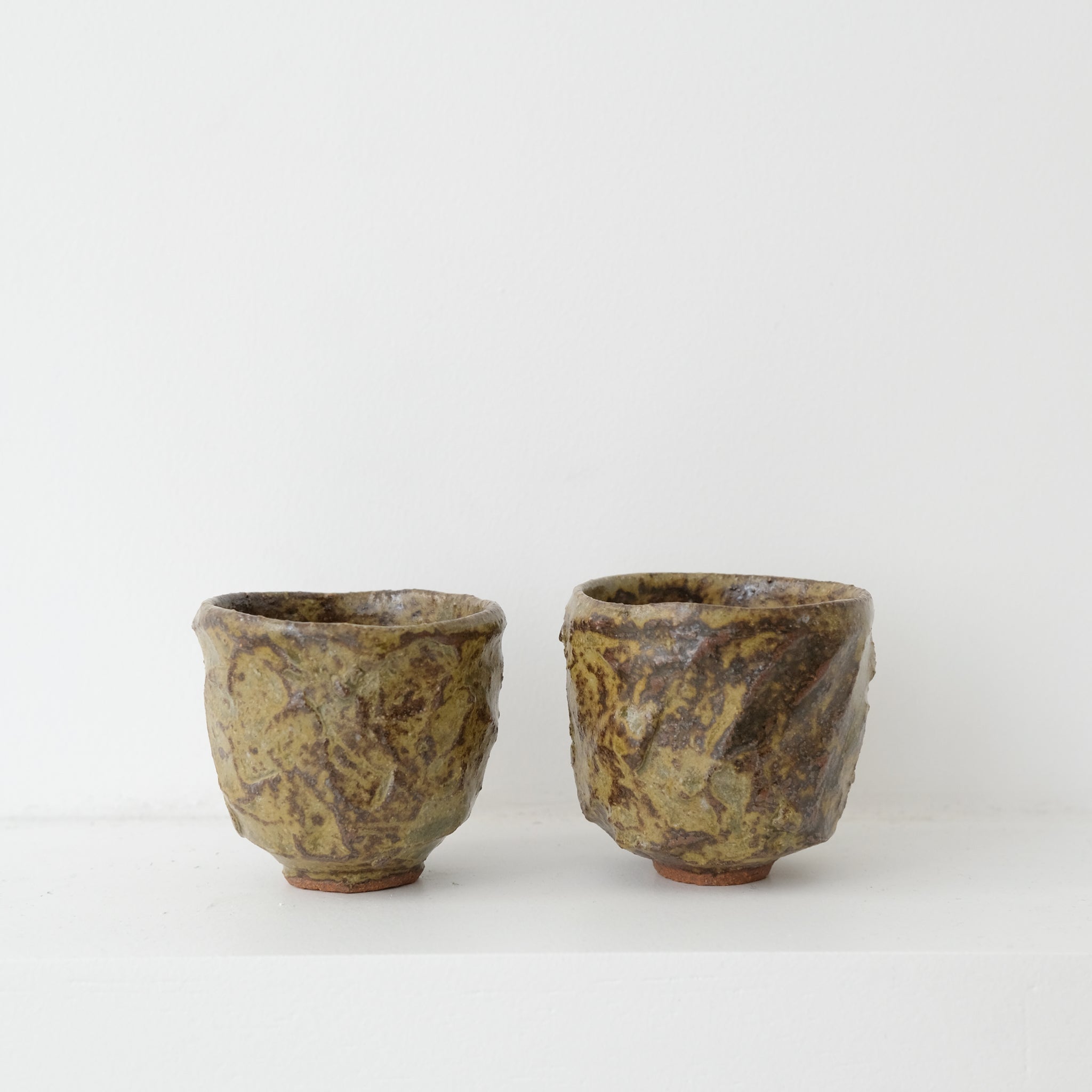 Tasse en grès 10ml - marron-vert de Lucie Micheau chez Brutal Ceramics