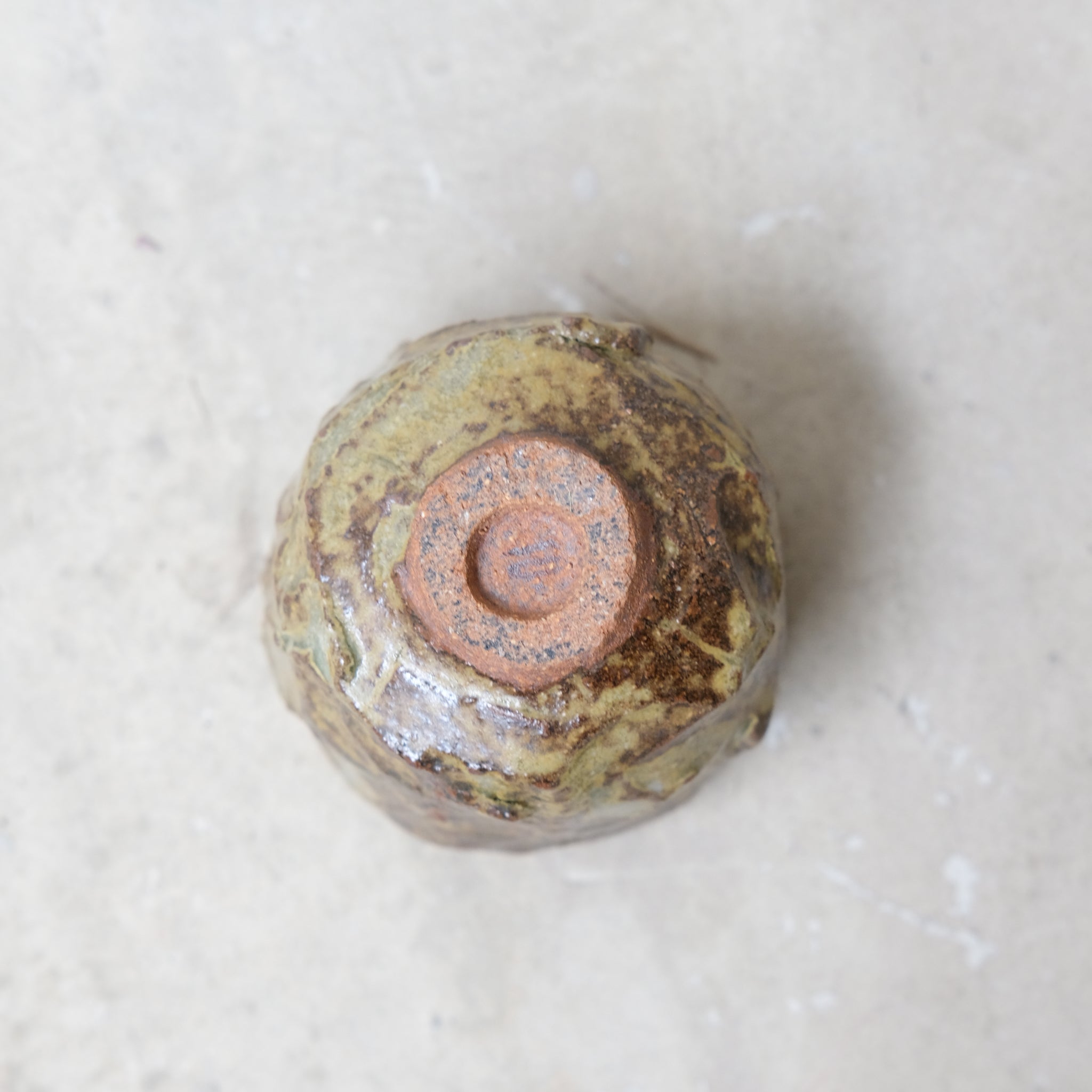 Tasse en grès 10ml - marron-vert de Lucie Micheau chez Brutal Ceramics