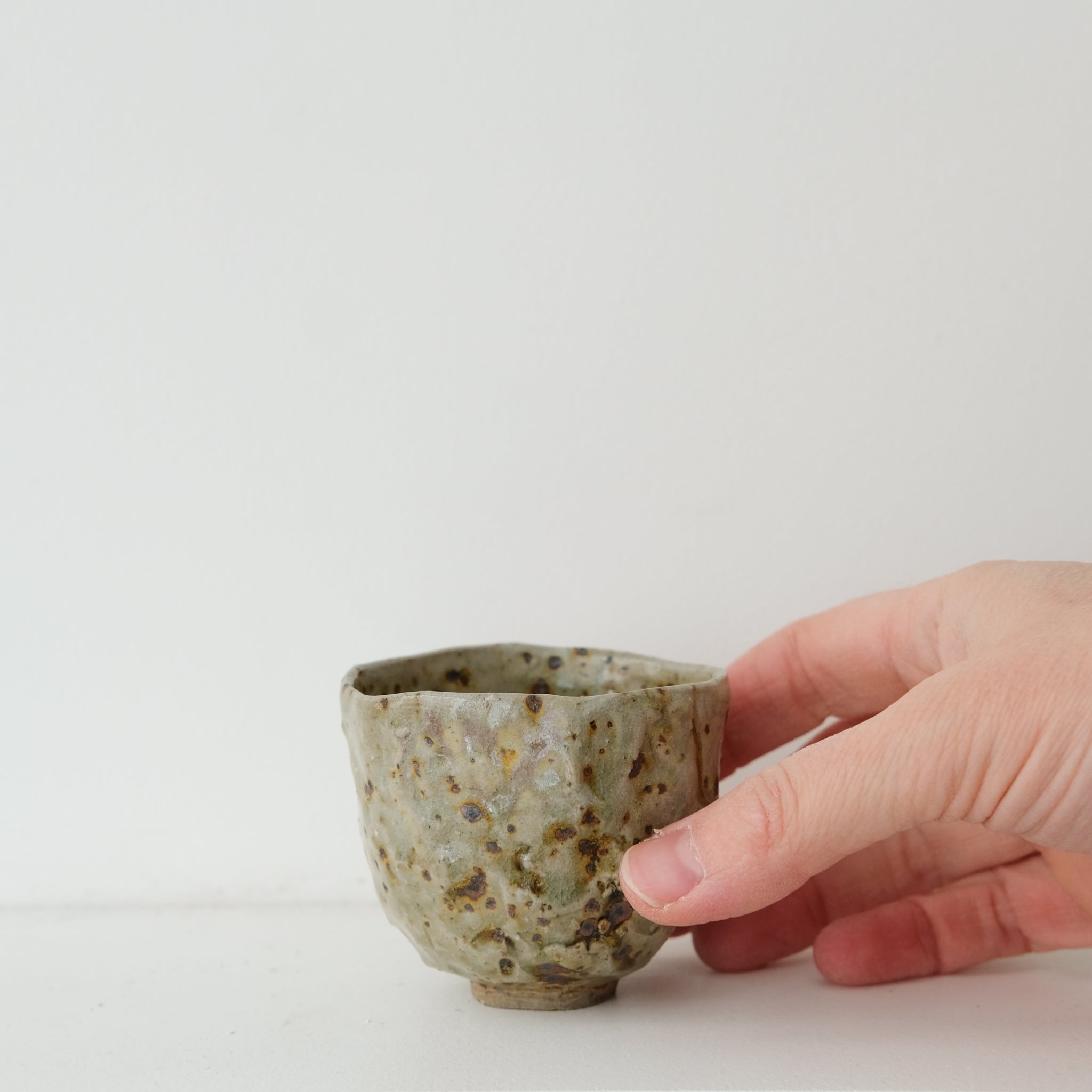 Tasse en grès 10ml - vert tacheté de Lucie Micheau chez Brutal Ceramics