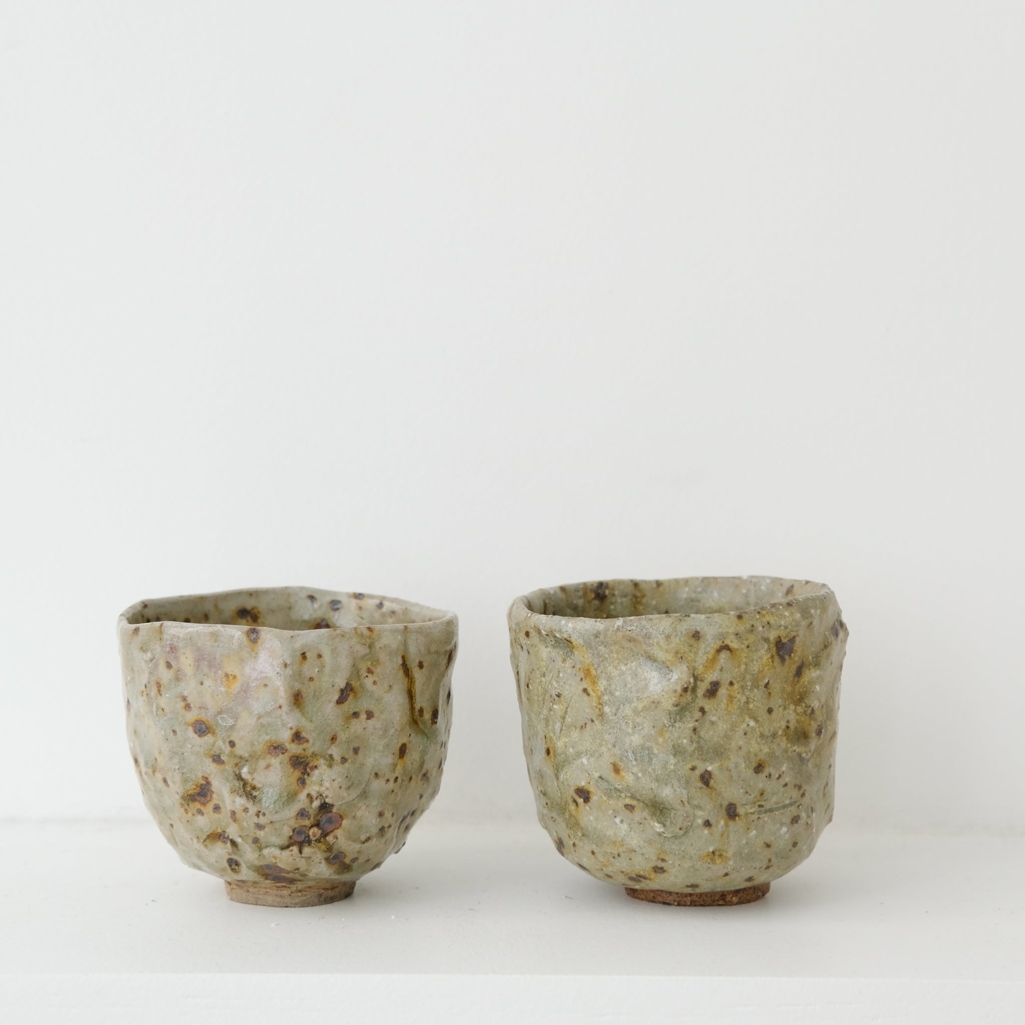 Tasse en grès 10ml - vert tacheté de Lucie Micheau chez Brutal Ceramics