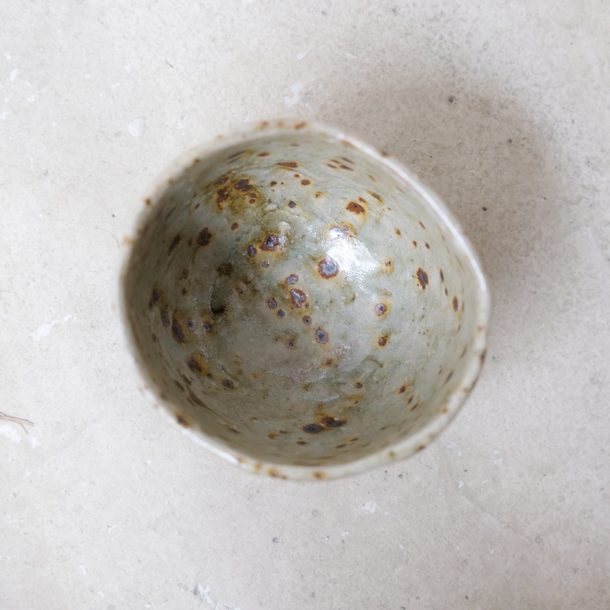 Tasse en grès 10ml - vert tacheté de Lucie Micheau chez Brutal Ceramics